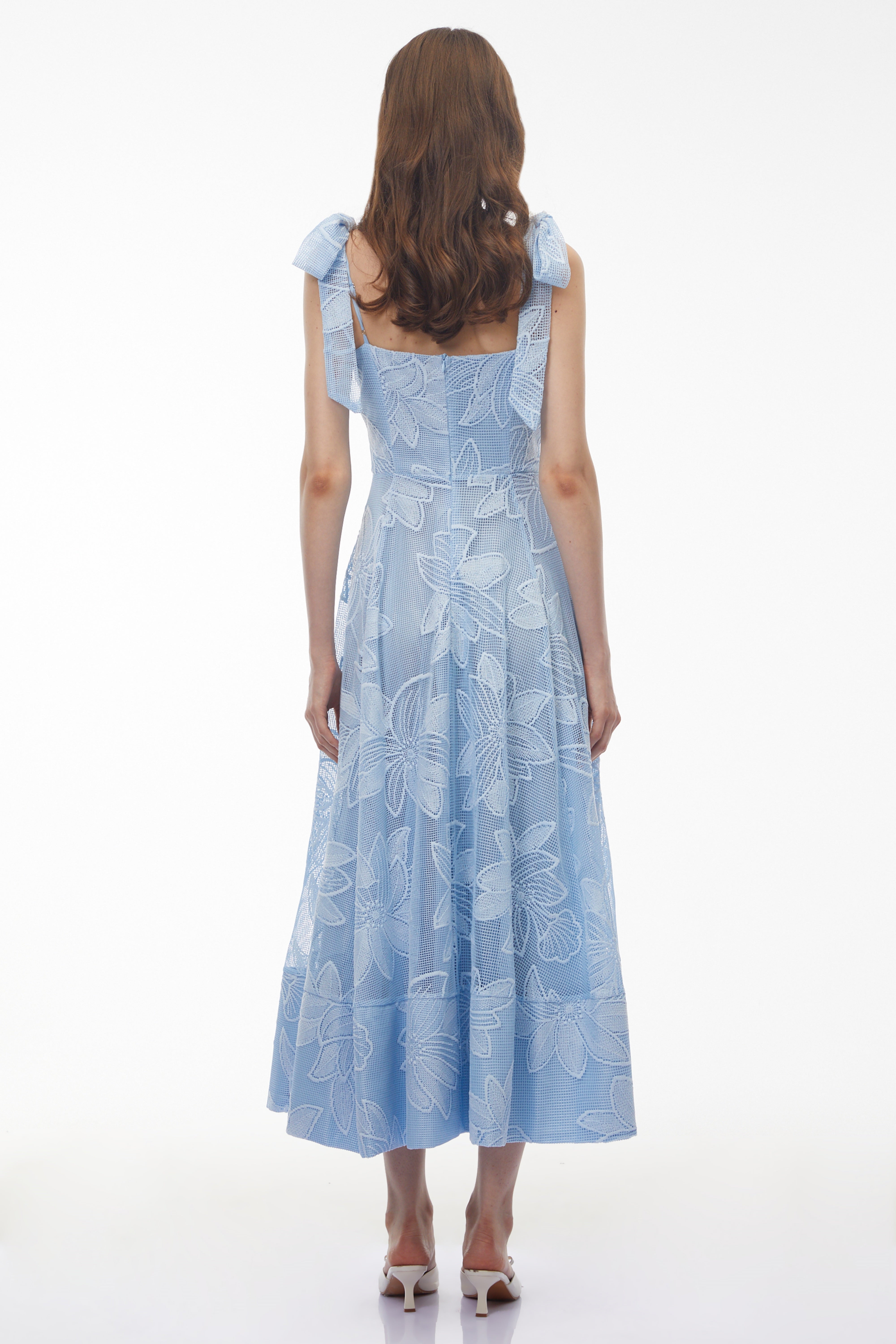 Robe longue Doris Blue à motif floral brodé
