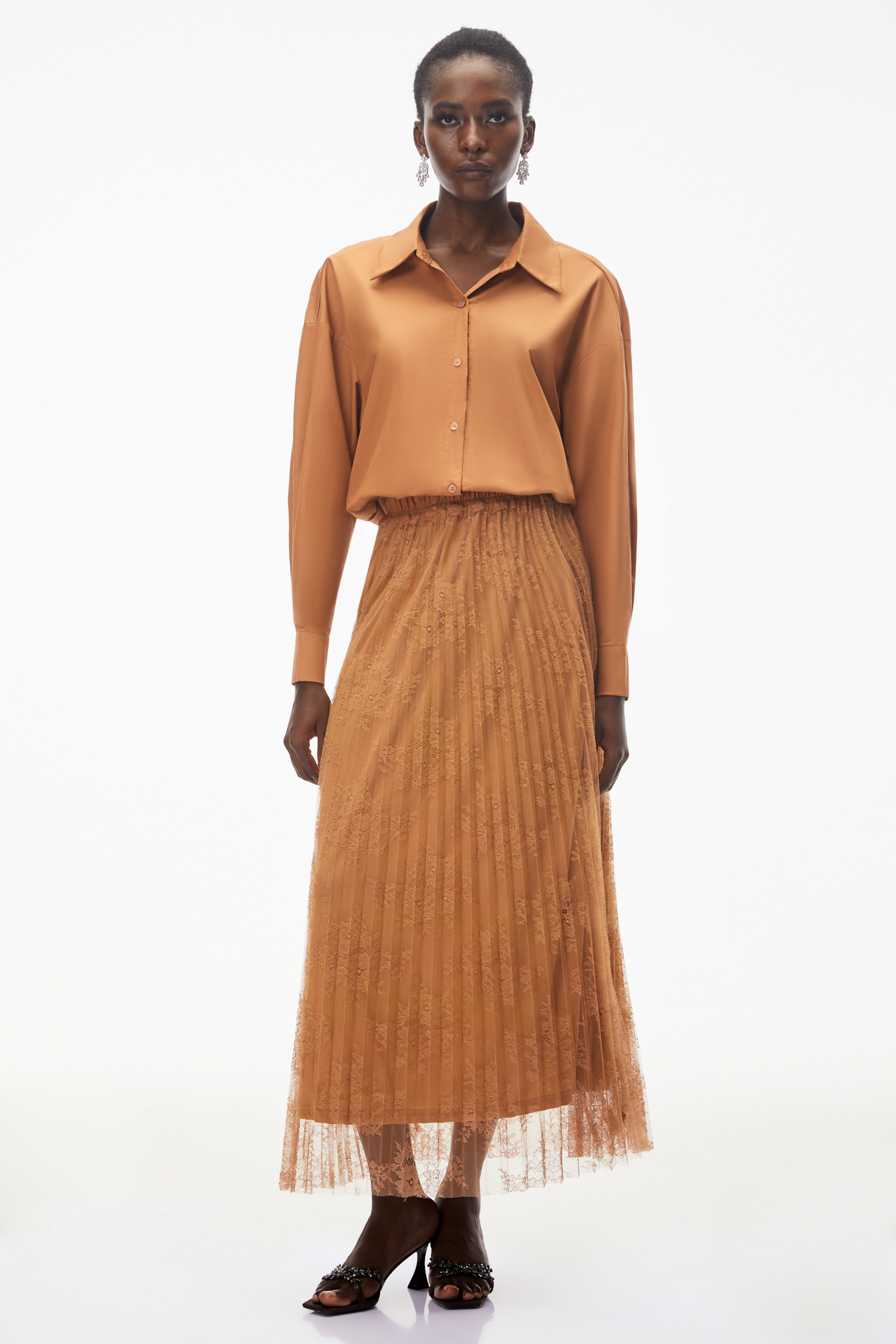 طقم قميص وتنورة بني من Dryope بأزرار