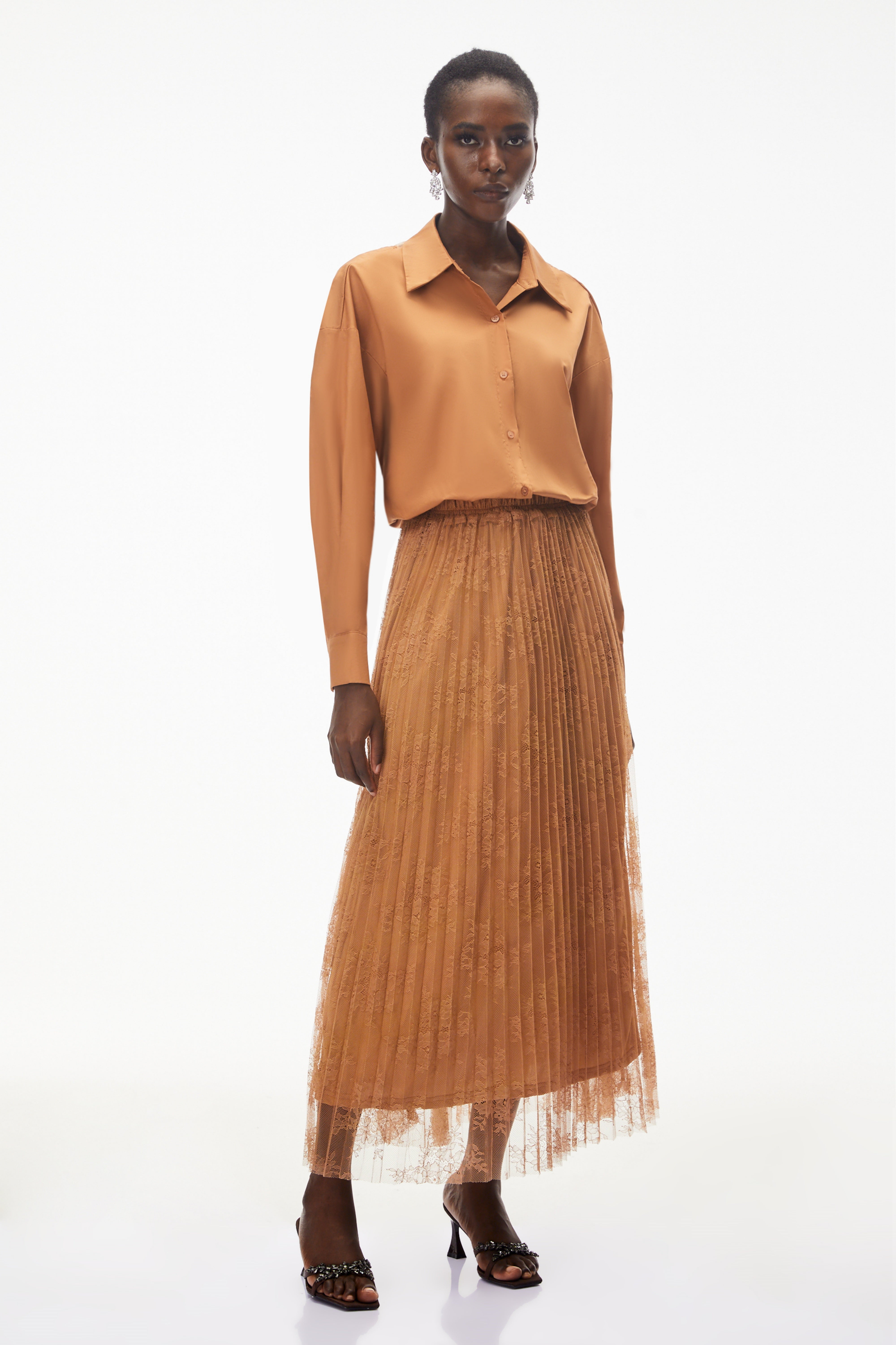 طقم قميص وتنورة بني من Dryope بأزرار