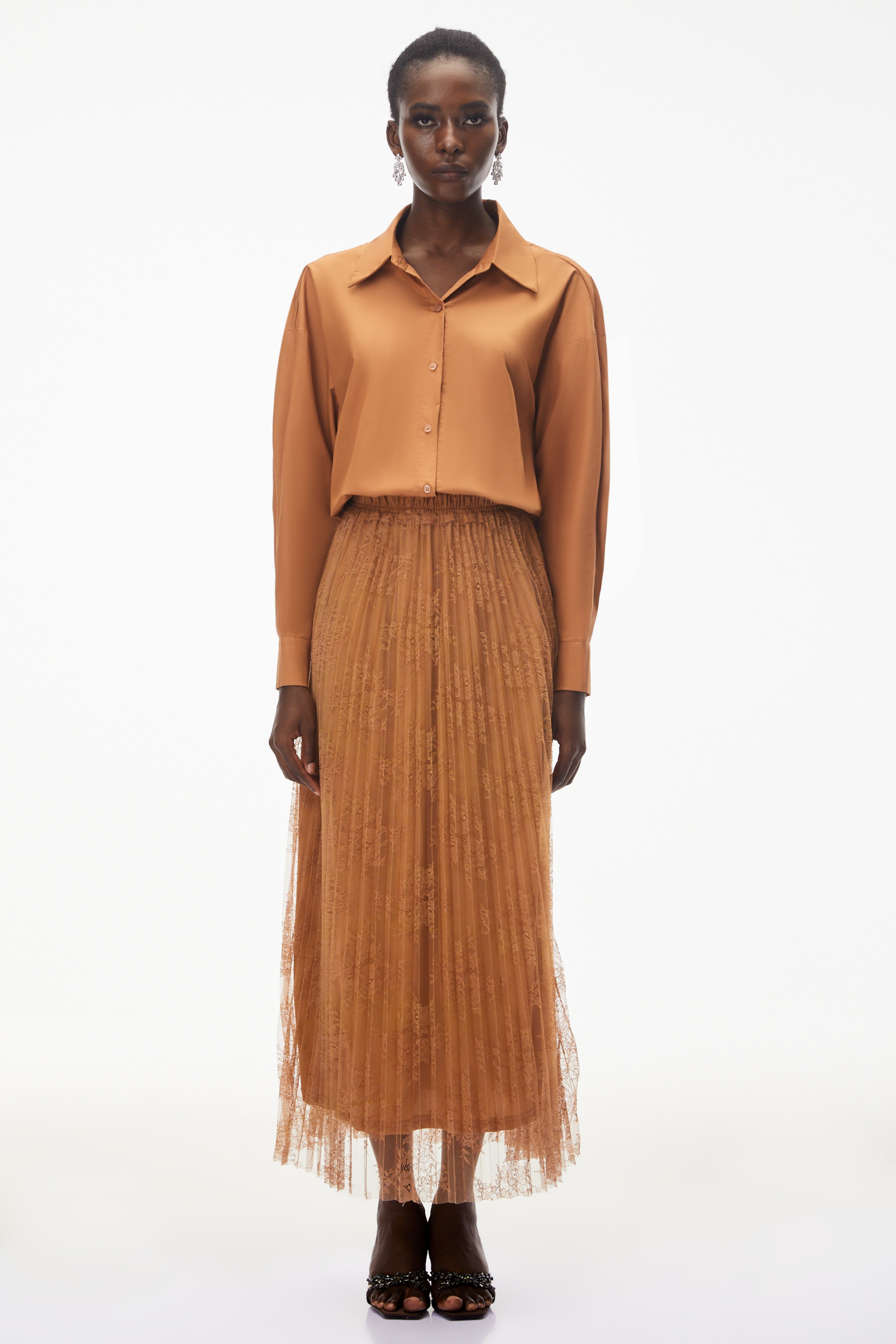 طقم قميص وتنورة بني من Dryope بأزرار