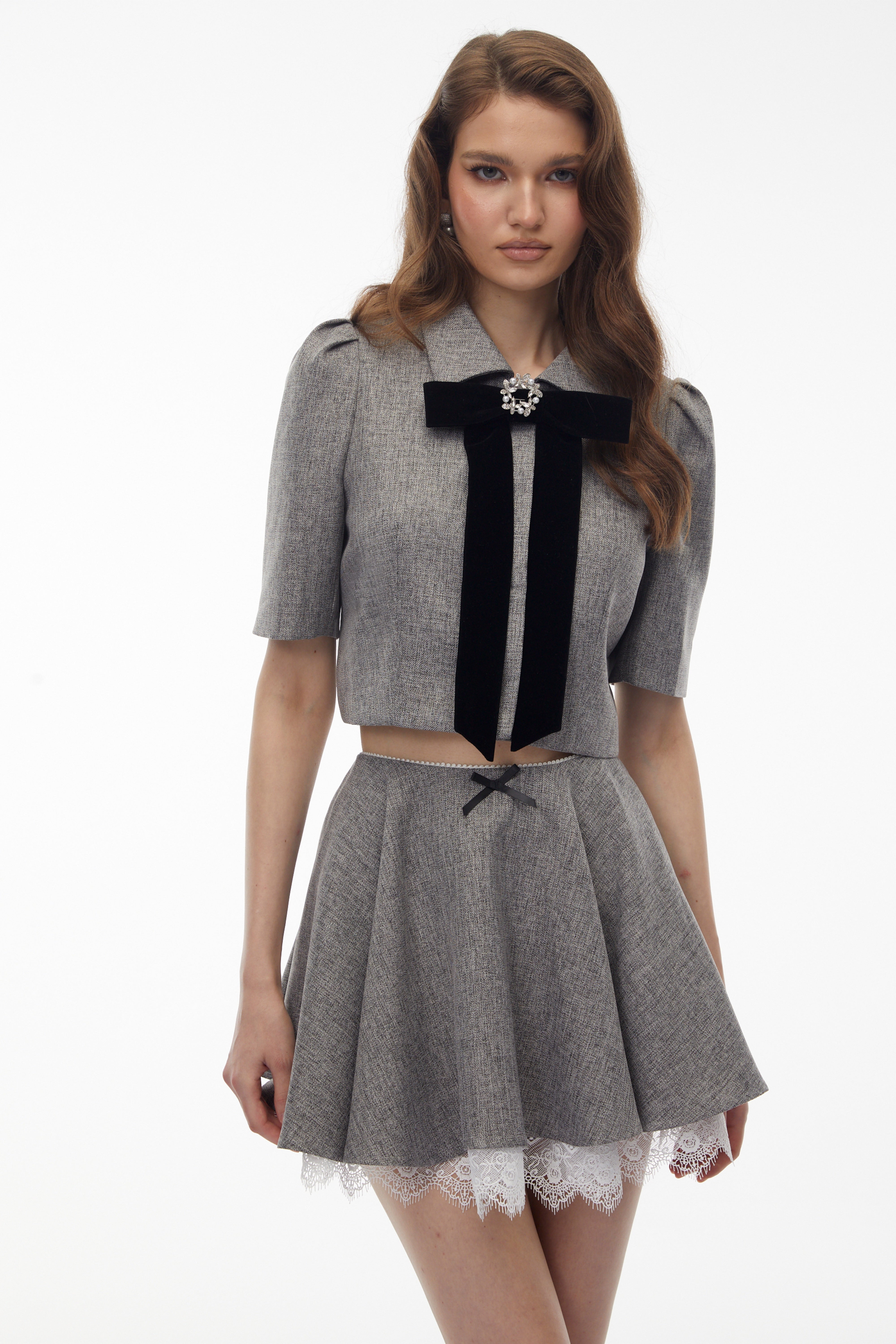 Echidna – Set aus grauem Oberteil und Rock mit Spitzenbesatz und Schleife