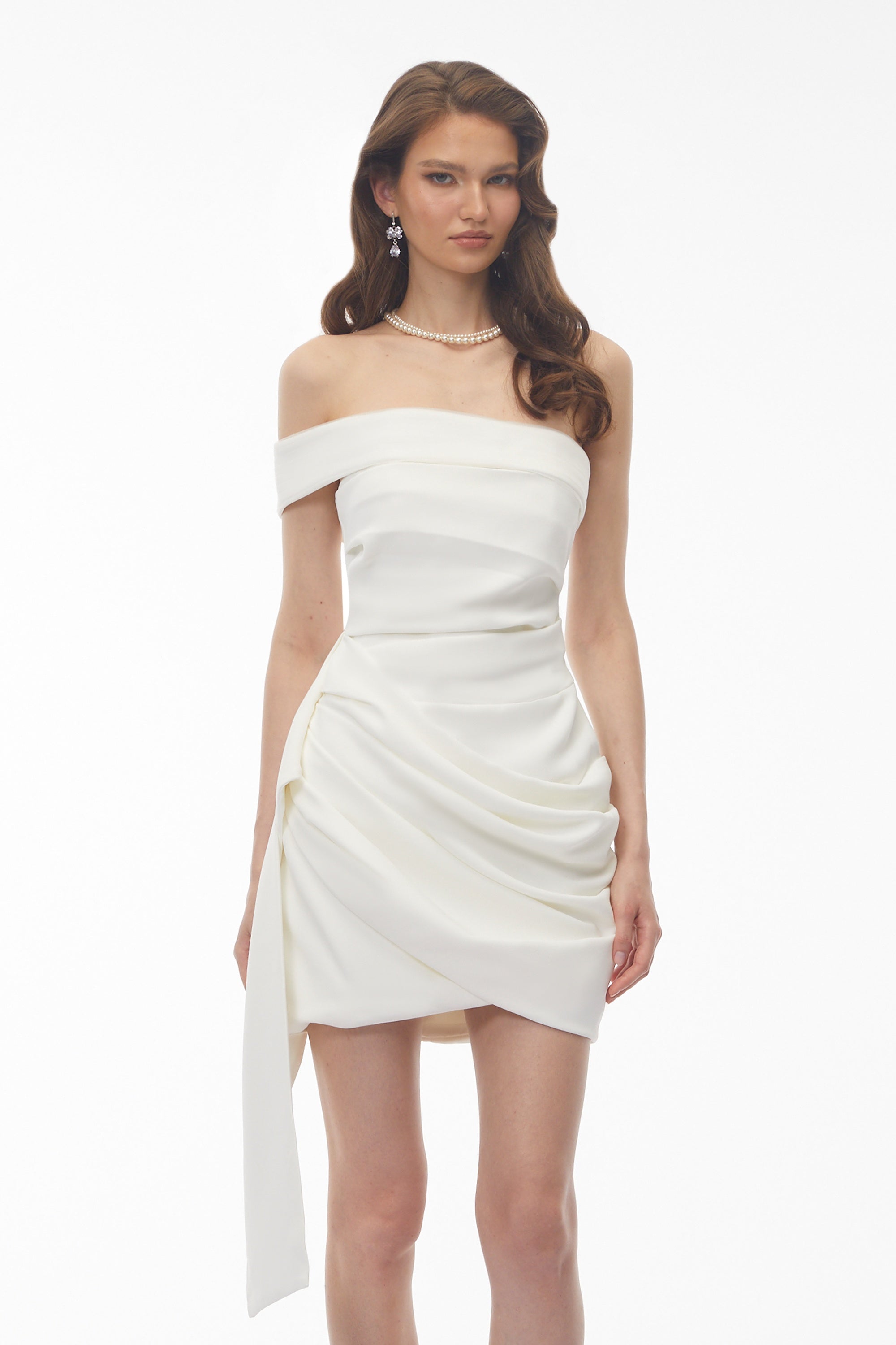 Mini-robe à épaules dénudées froncée avec nœud, Edith White