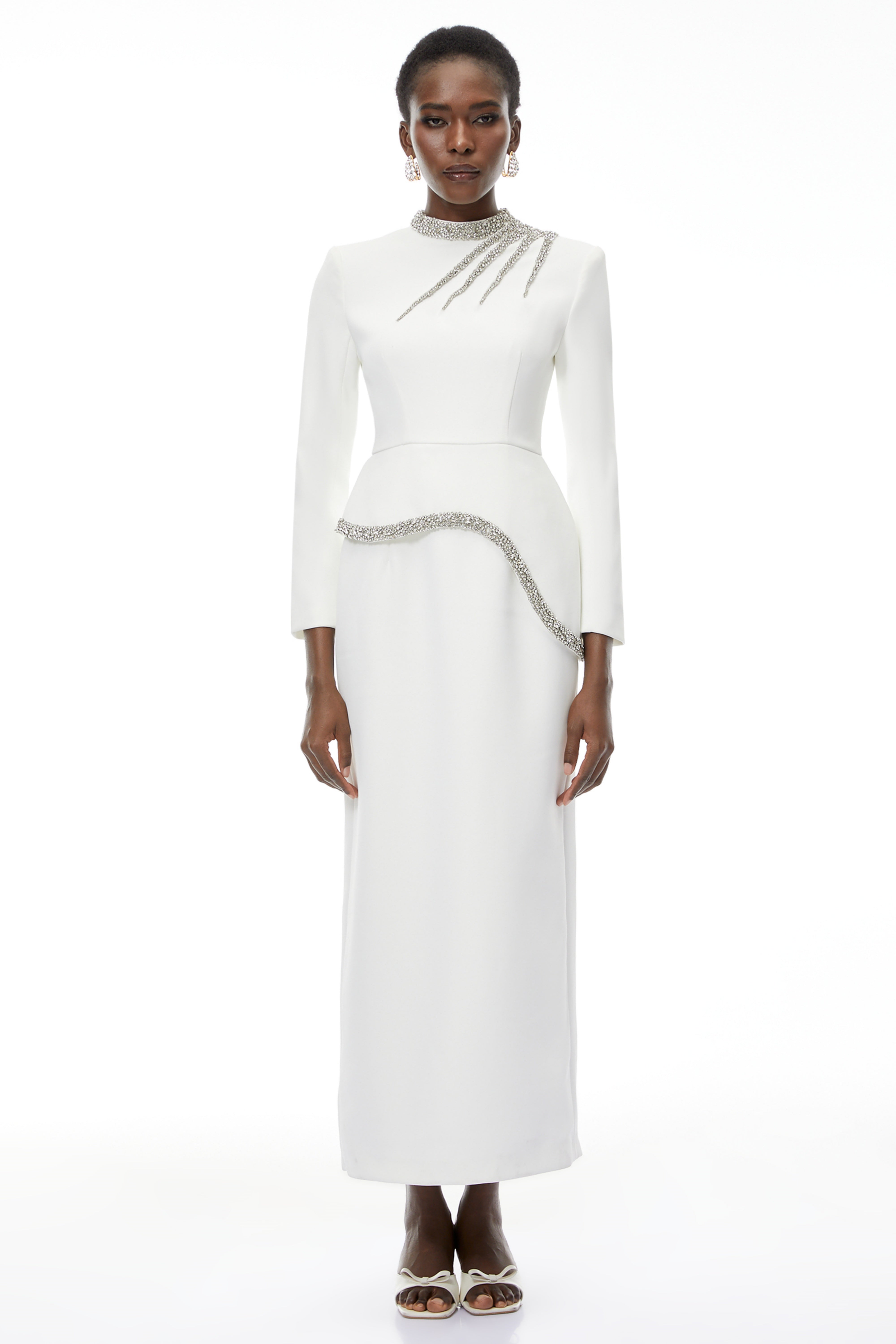 Eleri – Weißes Maxikleid mit Perlenverzierung