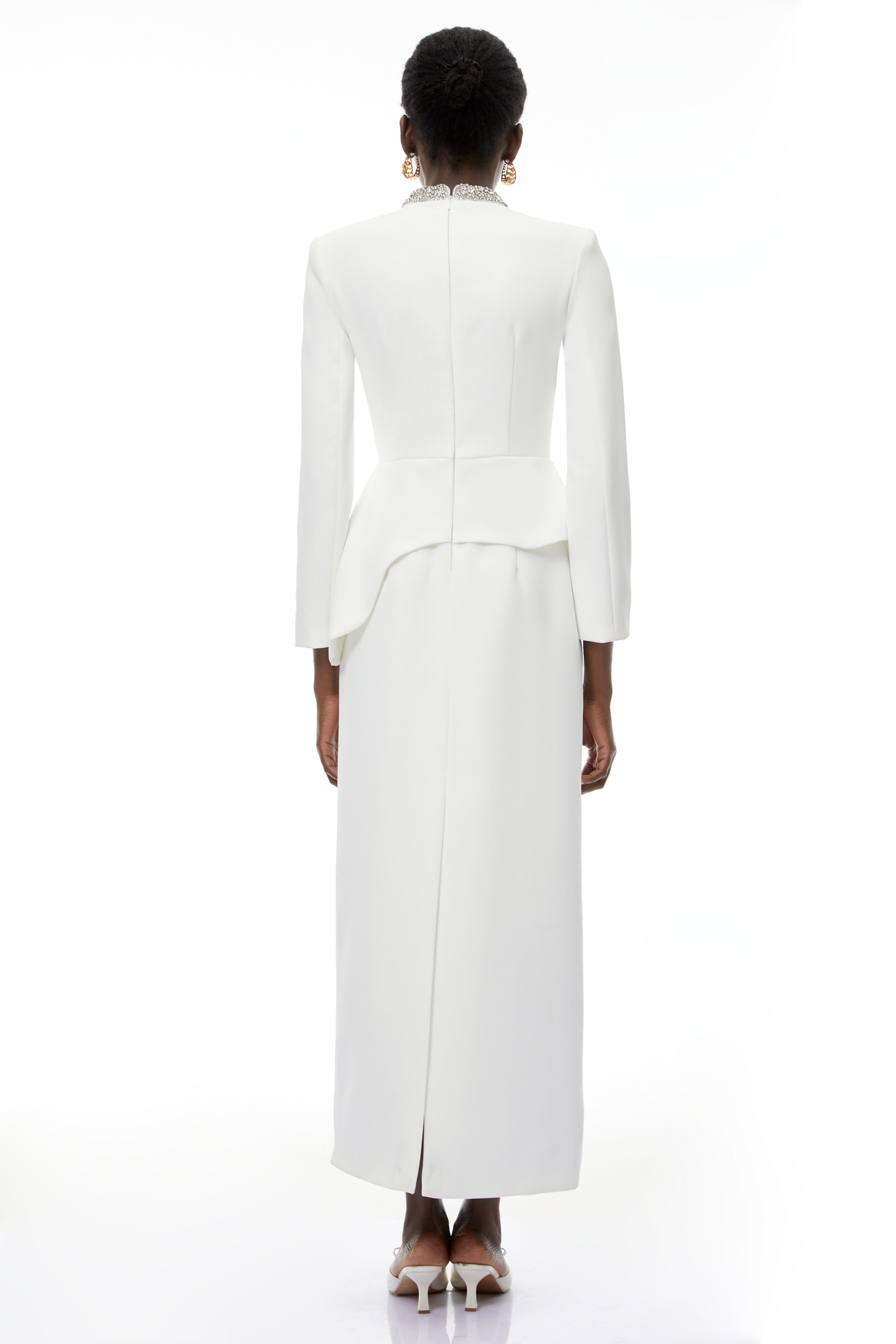 Eleri – Weißes Maxikleid mit Perlenverzierung