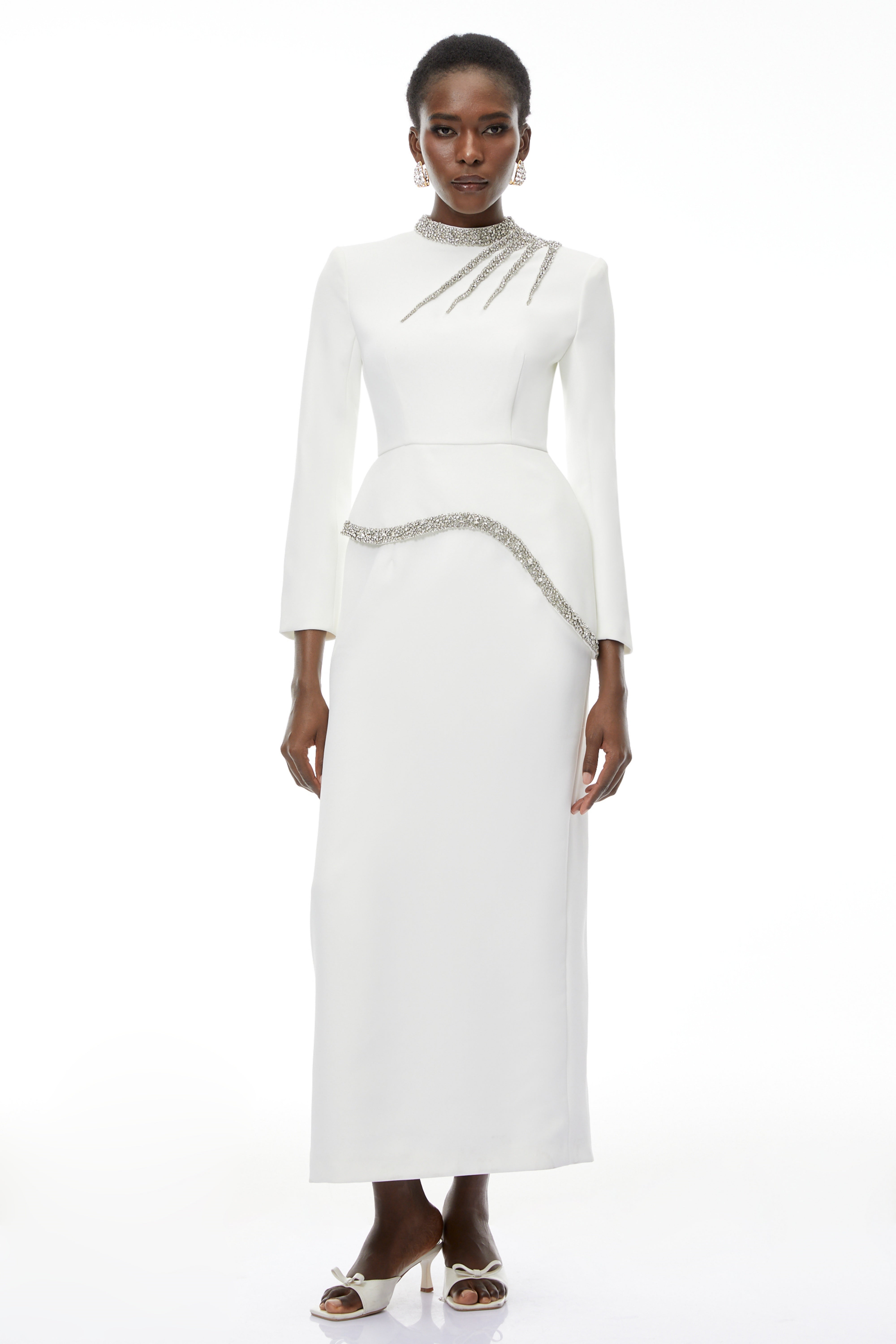 Eleri – Weißes Maxikleid mit Perlenverzierung