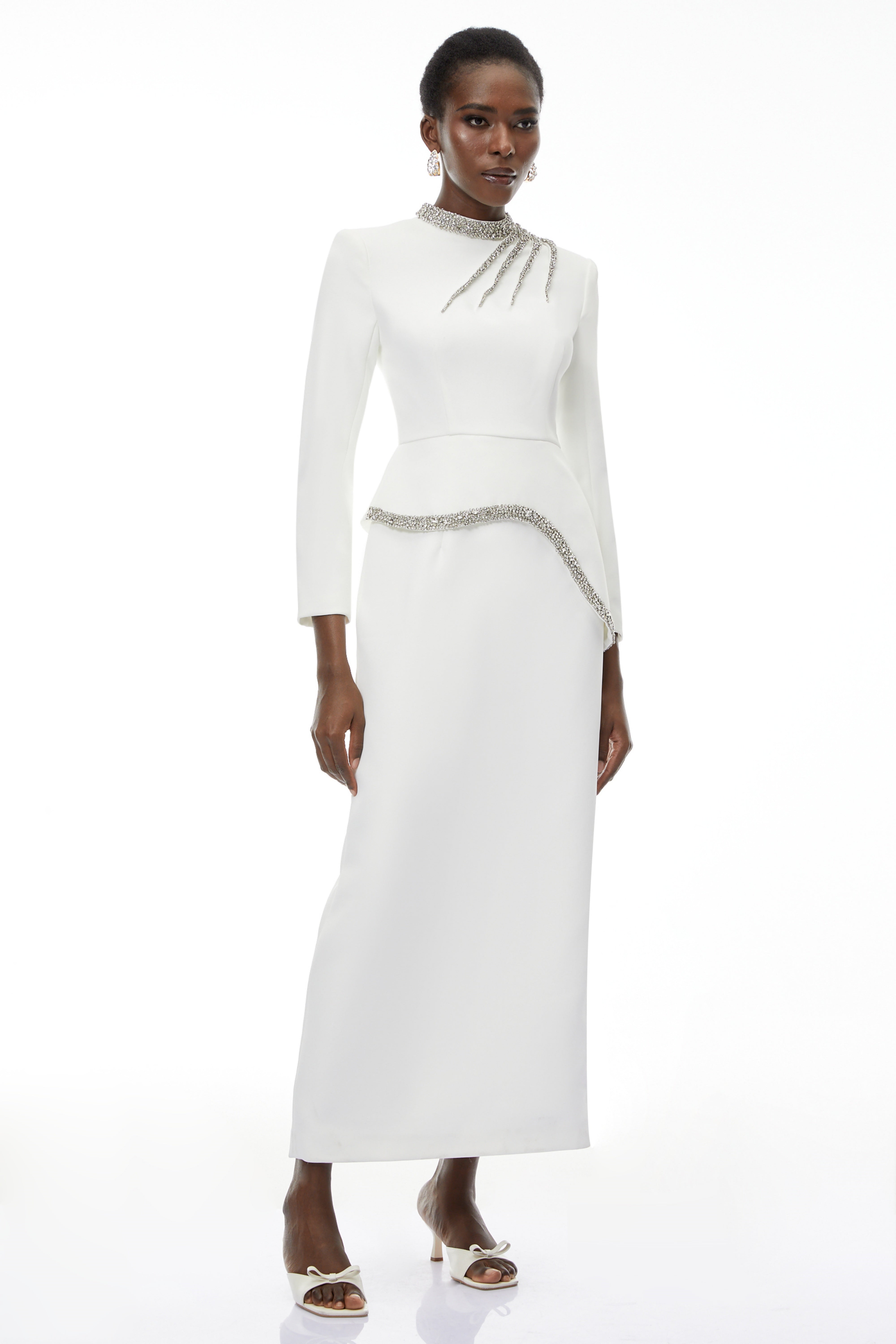 Eleri – Weißes Maxikleid mit Perlenverzierung