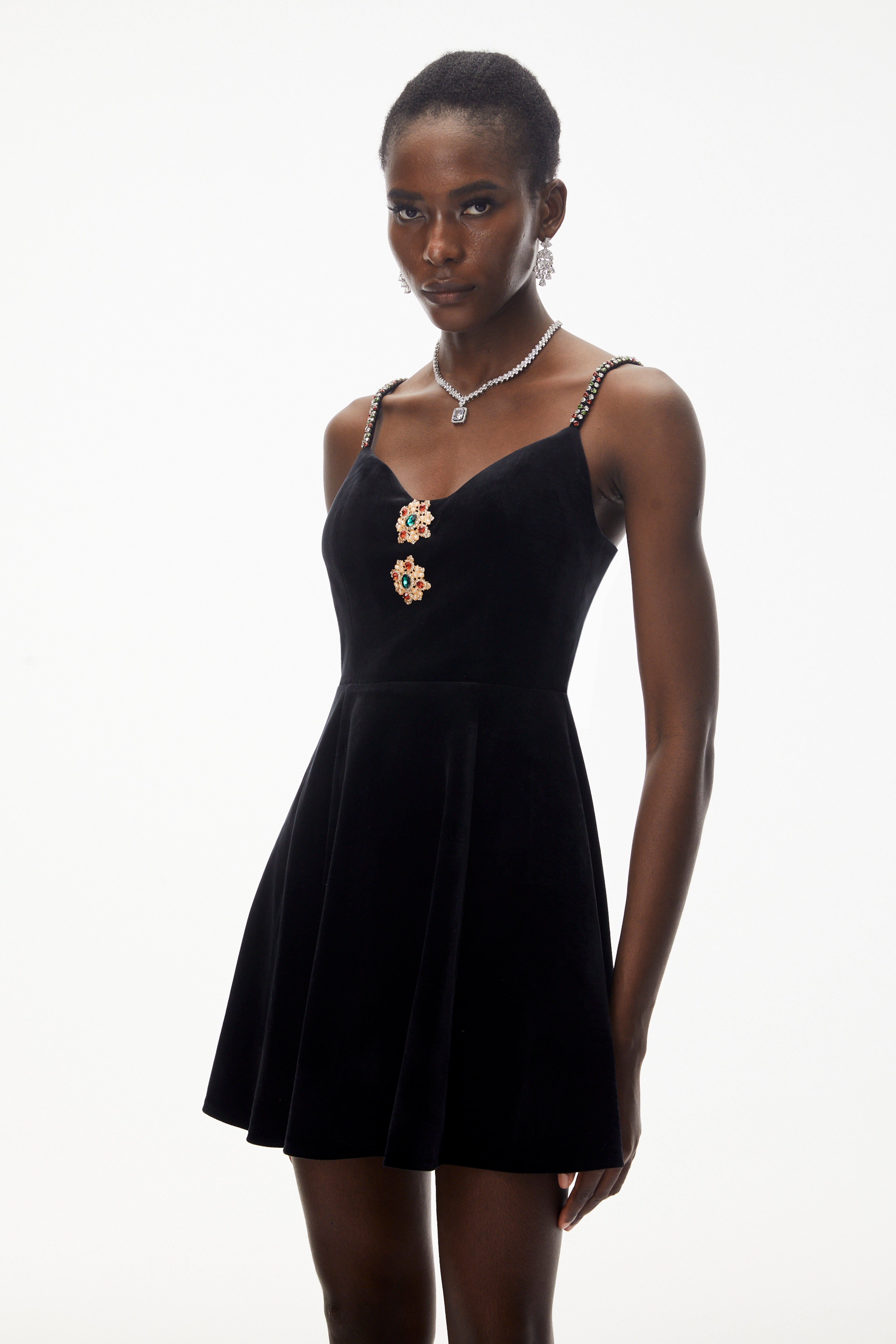 فستان قصير من إليترا باللون الأسود، مكشوف الكتفين ومزين