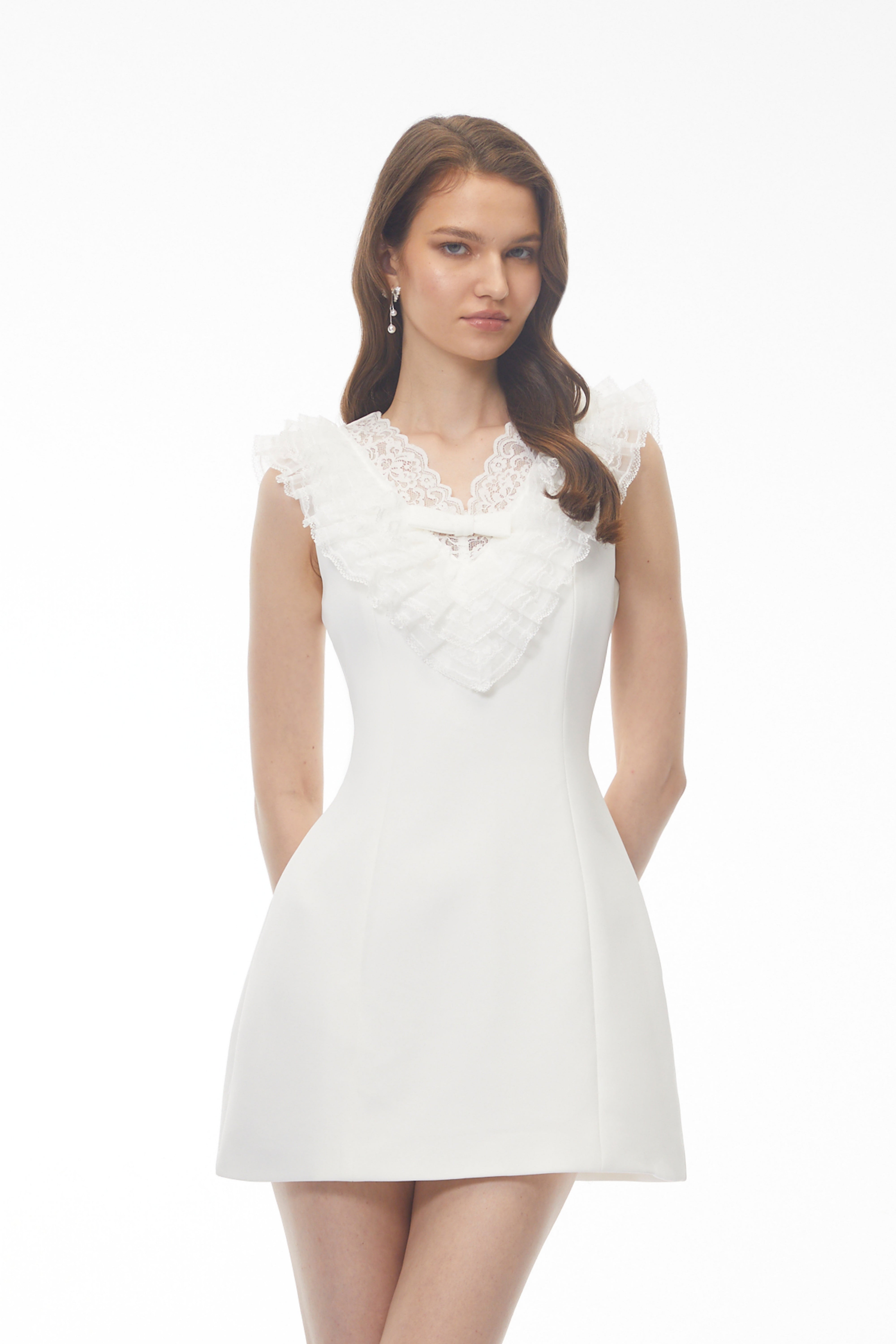 Mini-robe à col en V Elisabeth White avec empiècements en dentelle