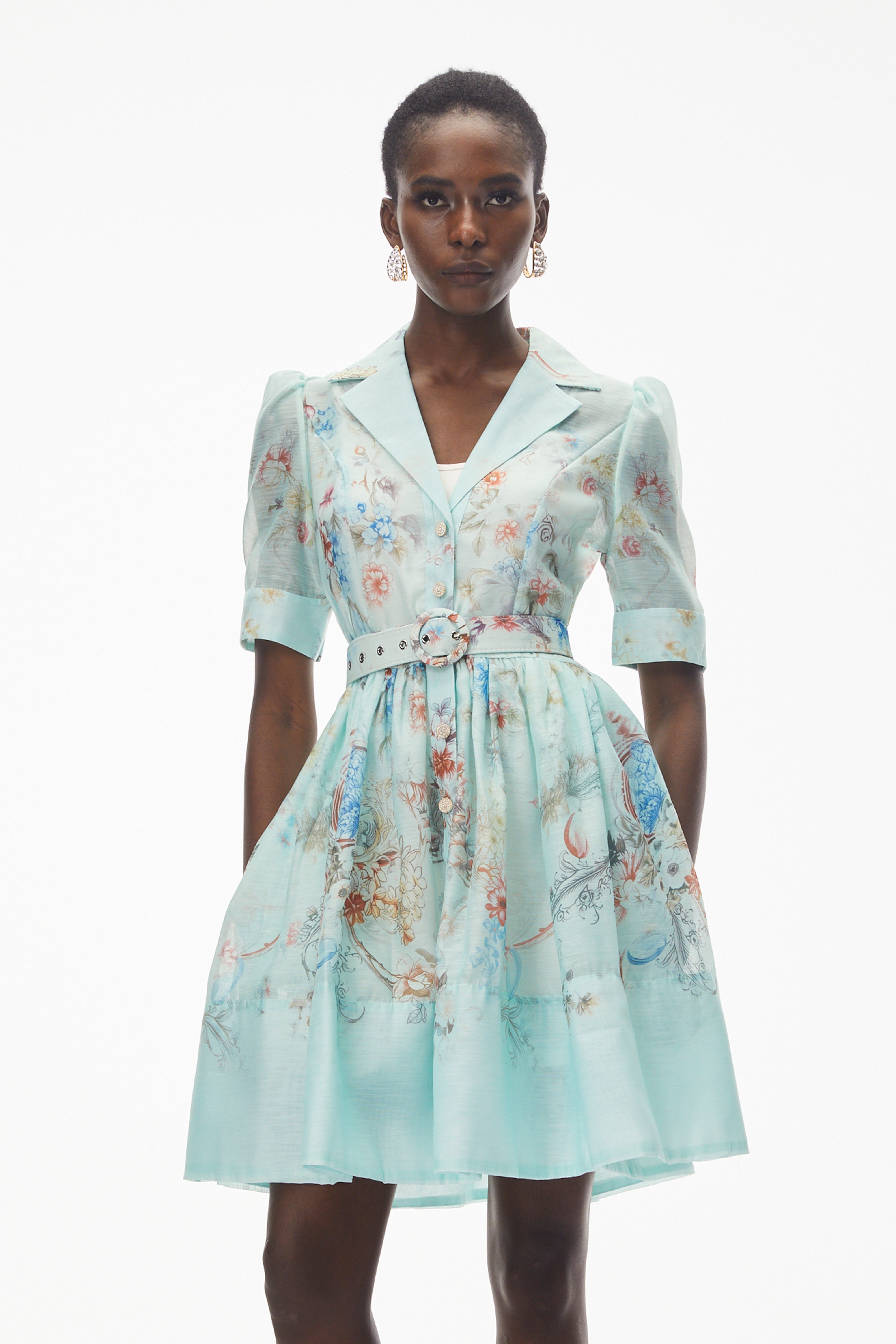 فستان قصير من "إليشيفا" باللون الأخضر الفاتح بنقشة زهور