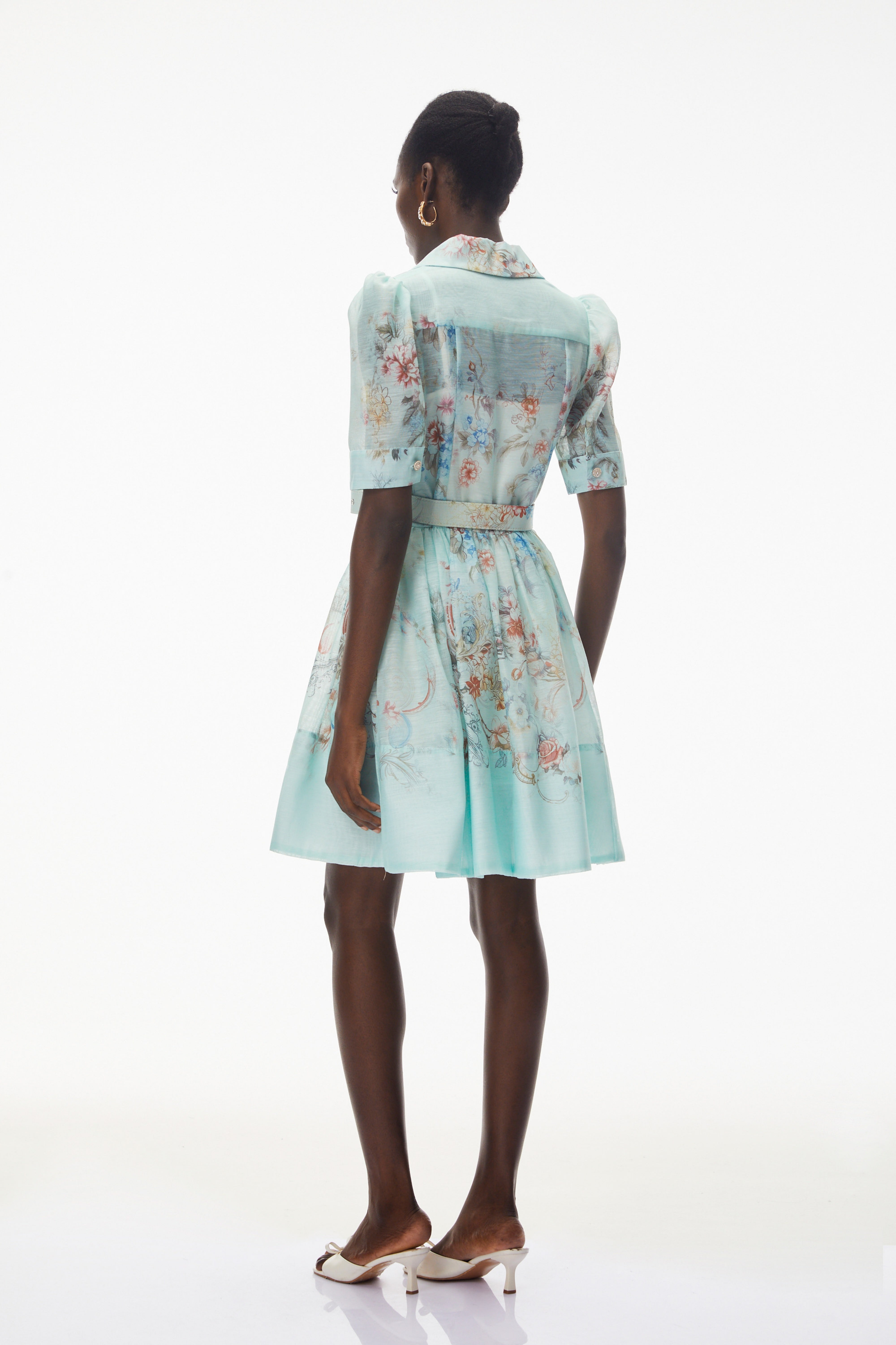 فستان قصير من "إليشيفا" باللون الأخضر الفاتح بنقشة زهور