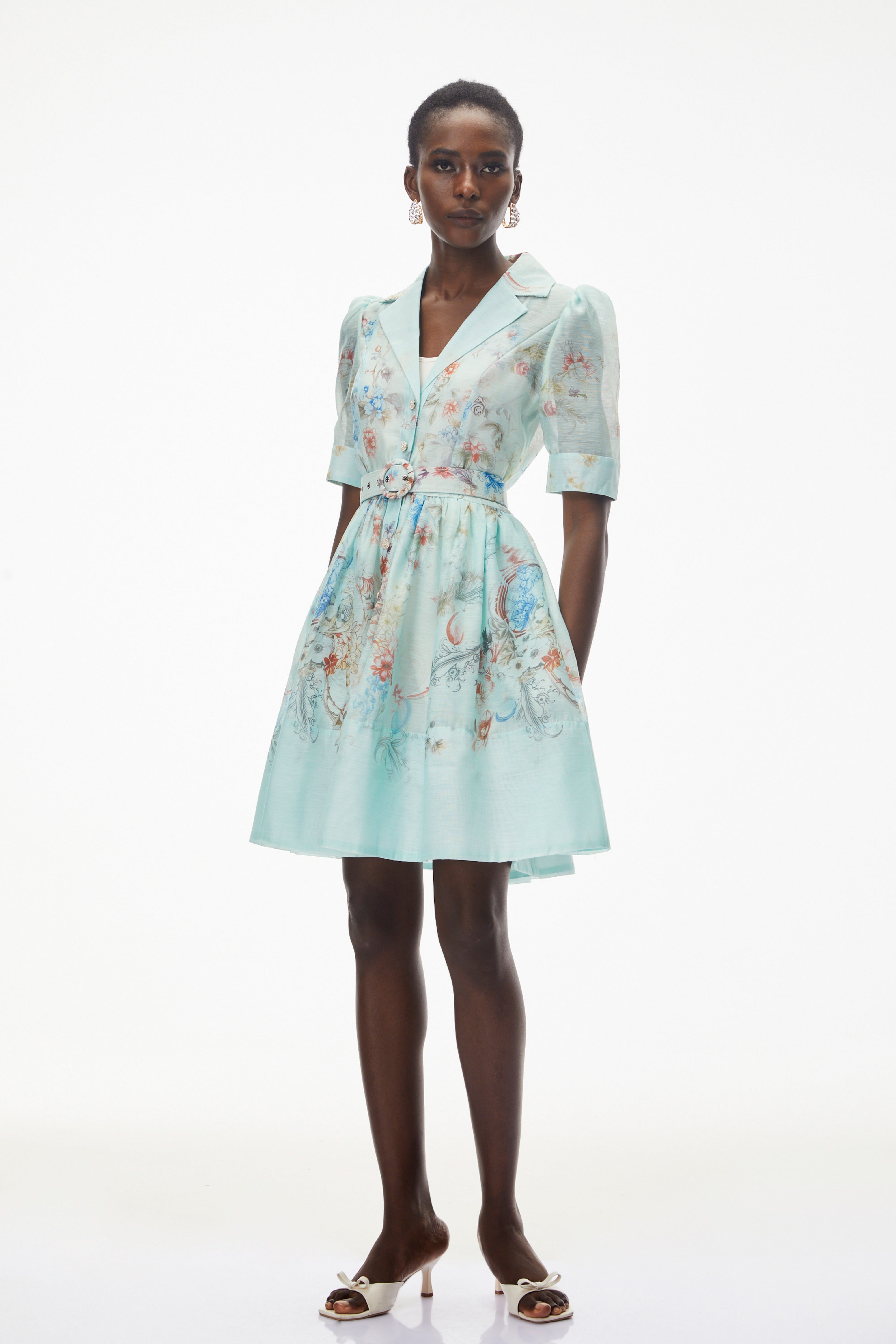 فستان قصير من "إليشيفا" باللون الأخضر الفاتح بنقشة زهور