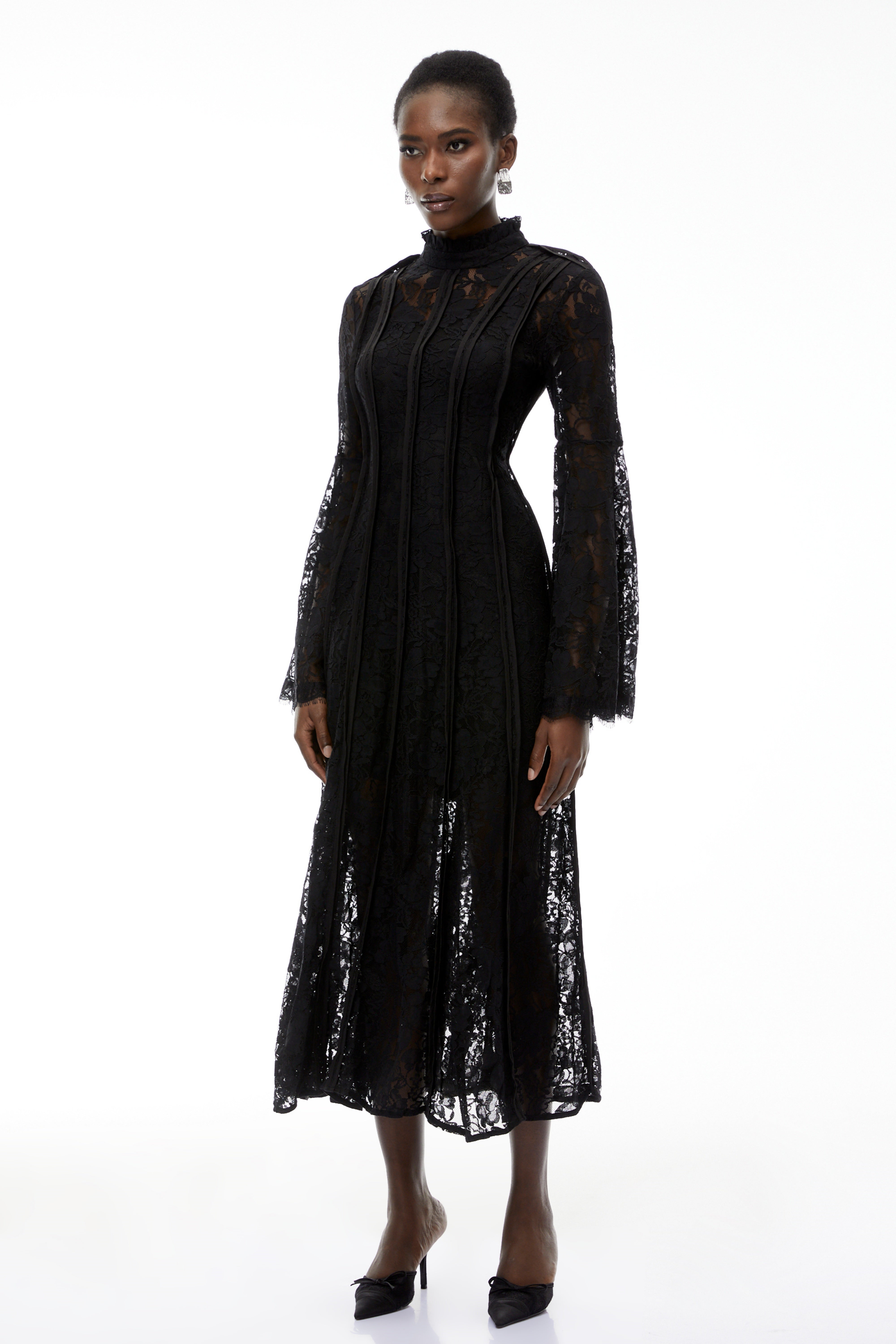 فستان ميدي من Elodiea باللون الأسود مع دانتيل زهري وأكمام واسعة