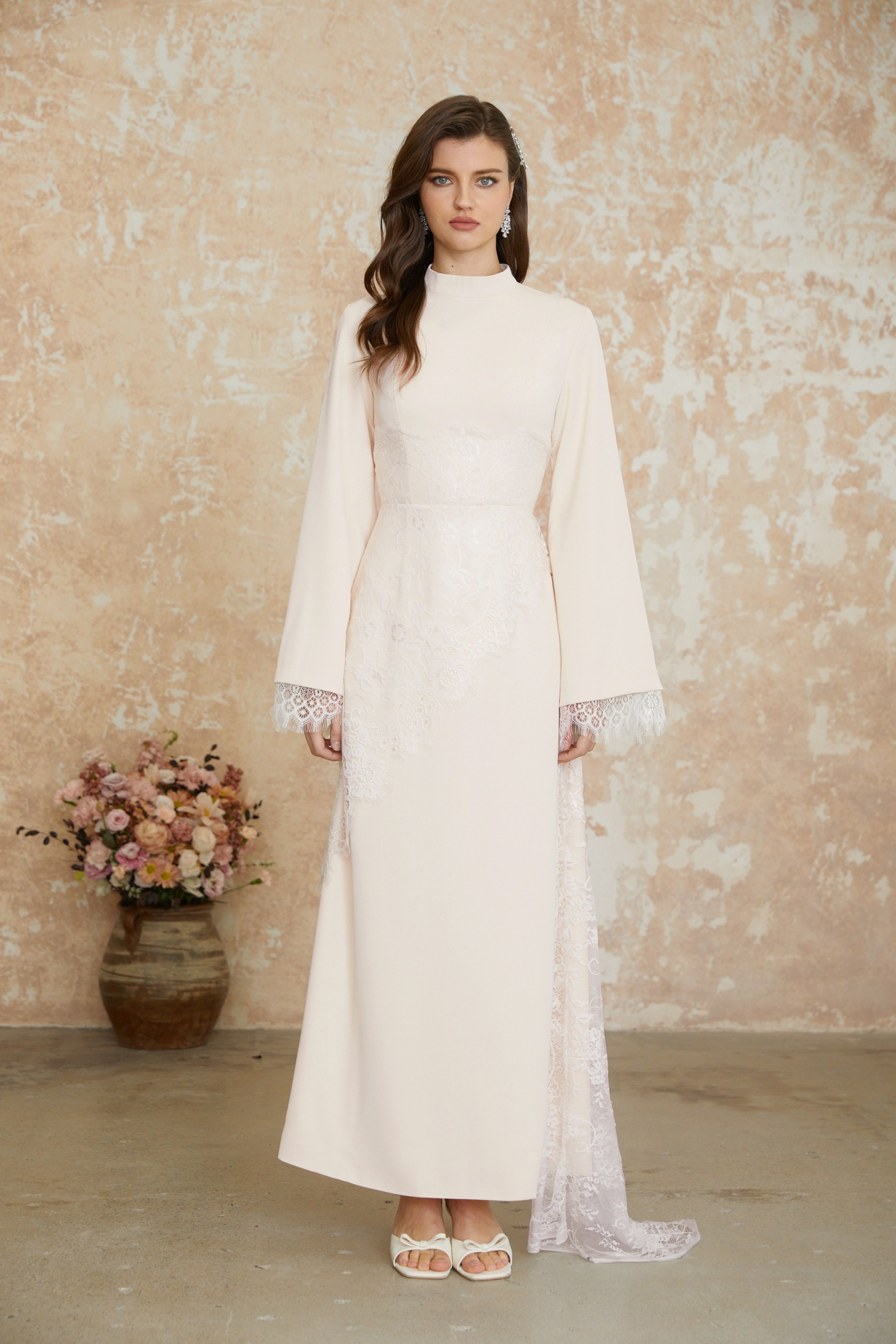 Robe longue asymétrique en dentelle à motifs floraux Elysia White