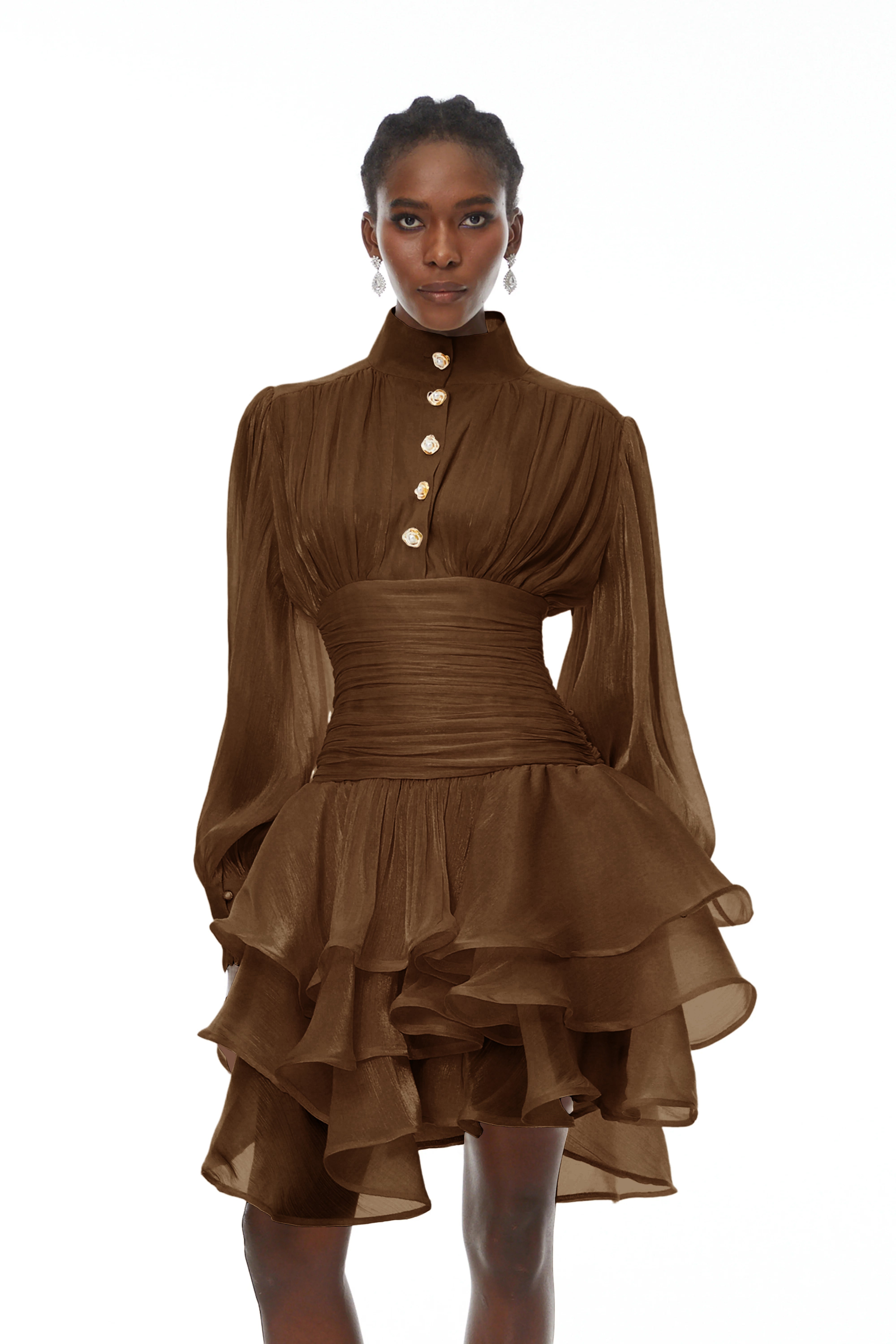 Emersyn Brown Minikleid mit hohem Kragen und Rüschendetails