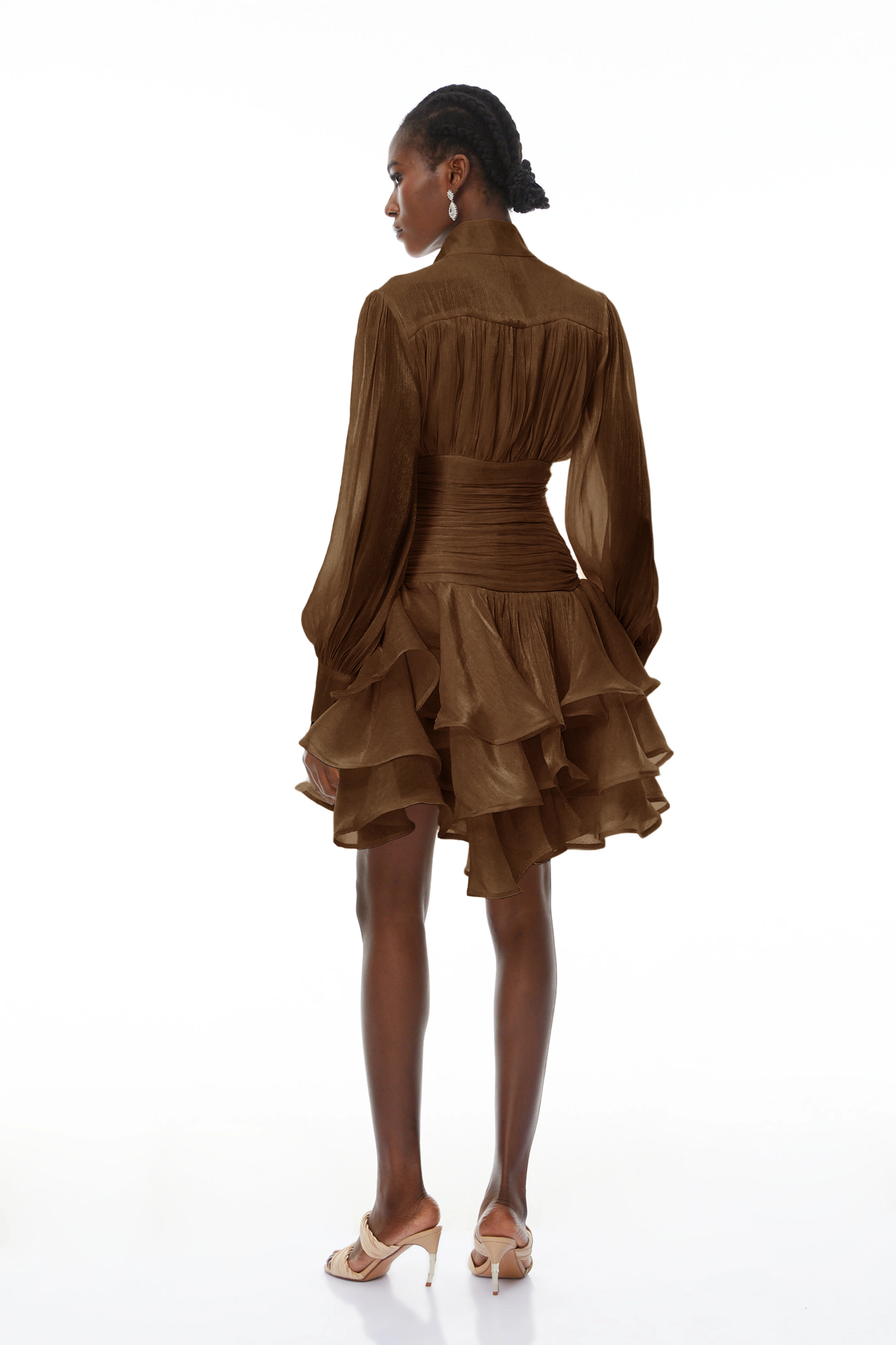 Emersyn Brown Minikleid mit hohem Kragen und Rüschendetails