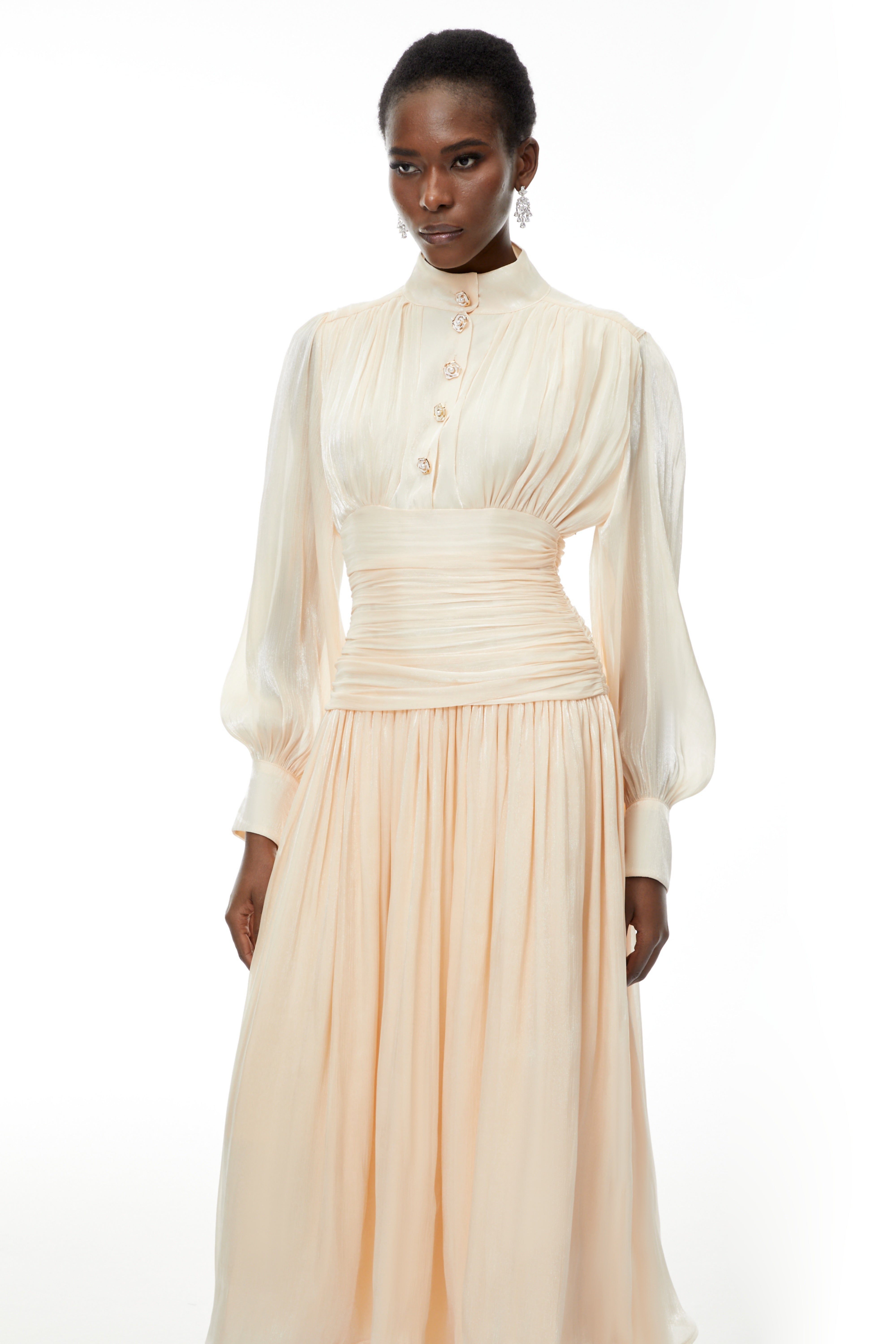 Emersyn Neutrals Maxikleid mit hohem Kragen und Rüschendetails