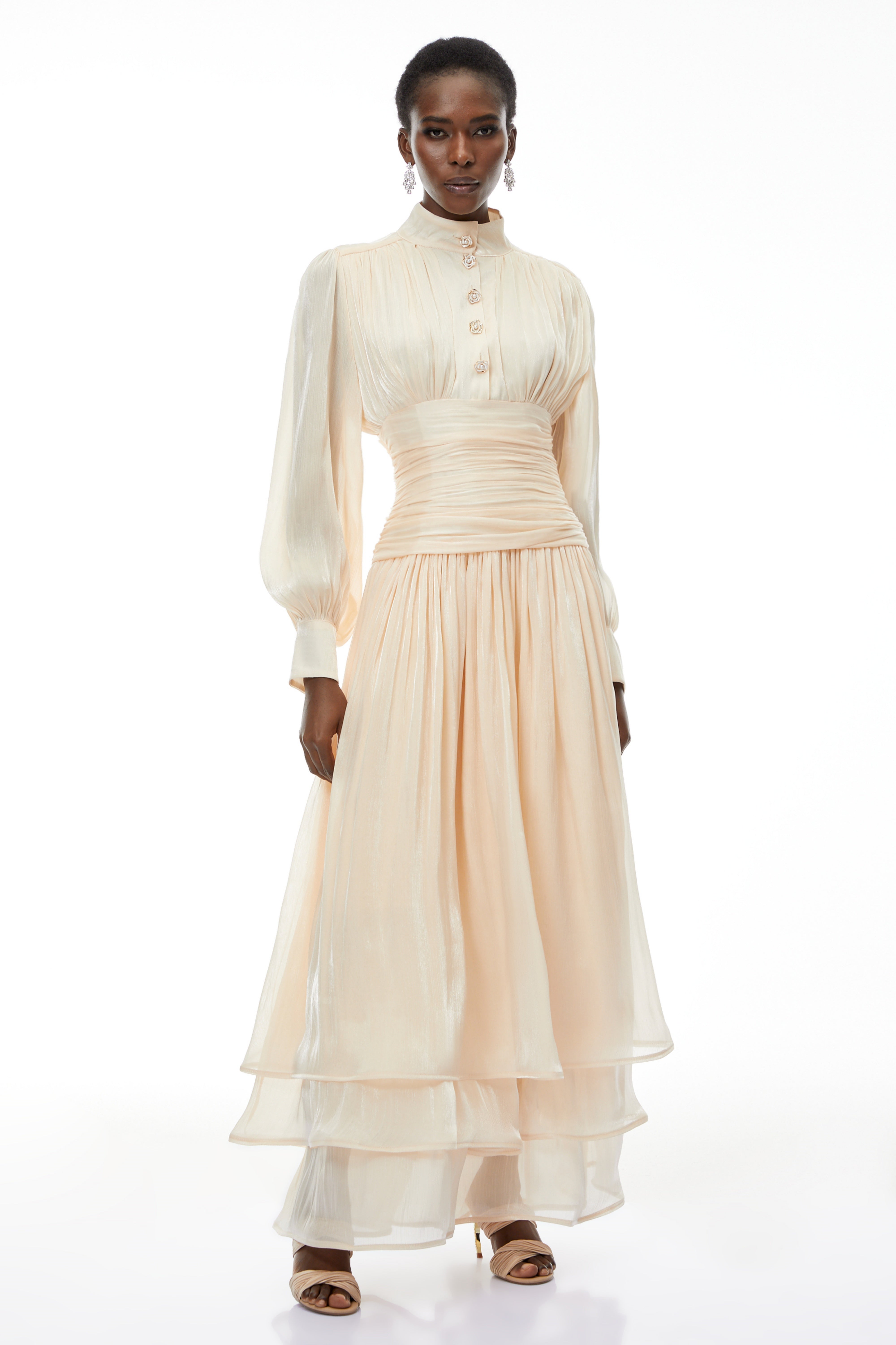 Emersyn Neutrals Maxikleid mit hohem Kragen und Rüschendetails