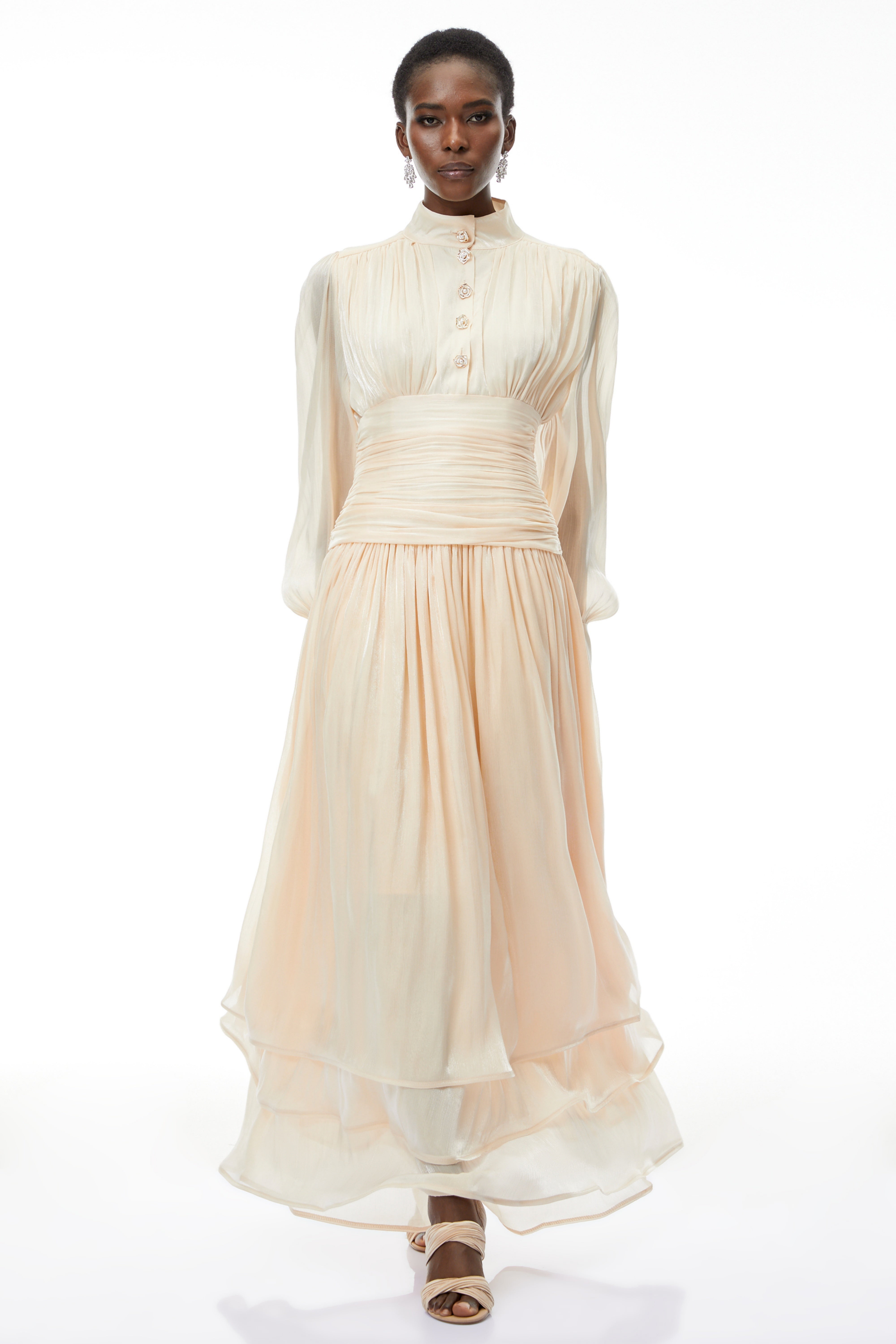 Emersyn Neutrals Maxikleid mit hohem Kragen und Rüschendetails