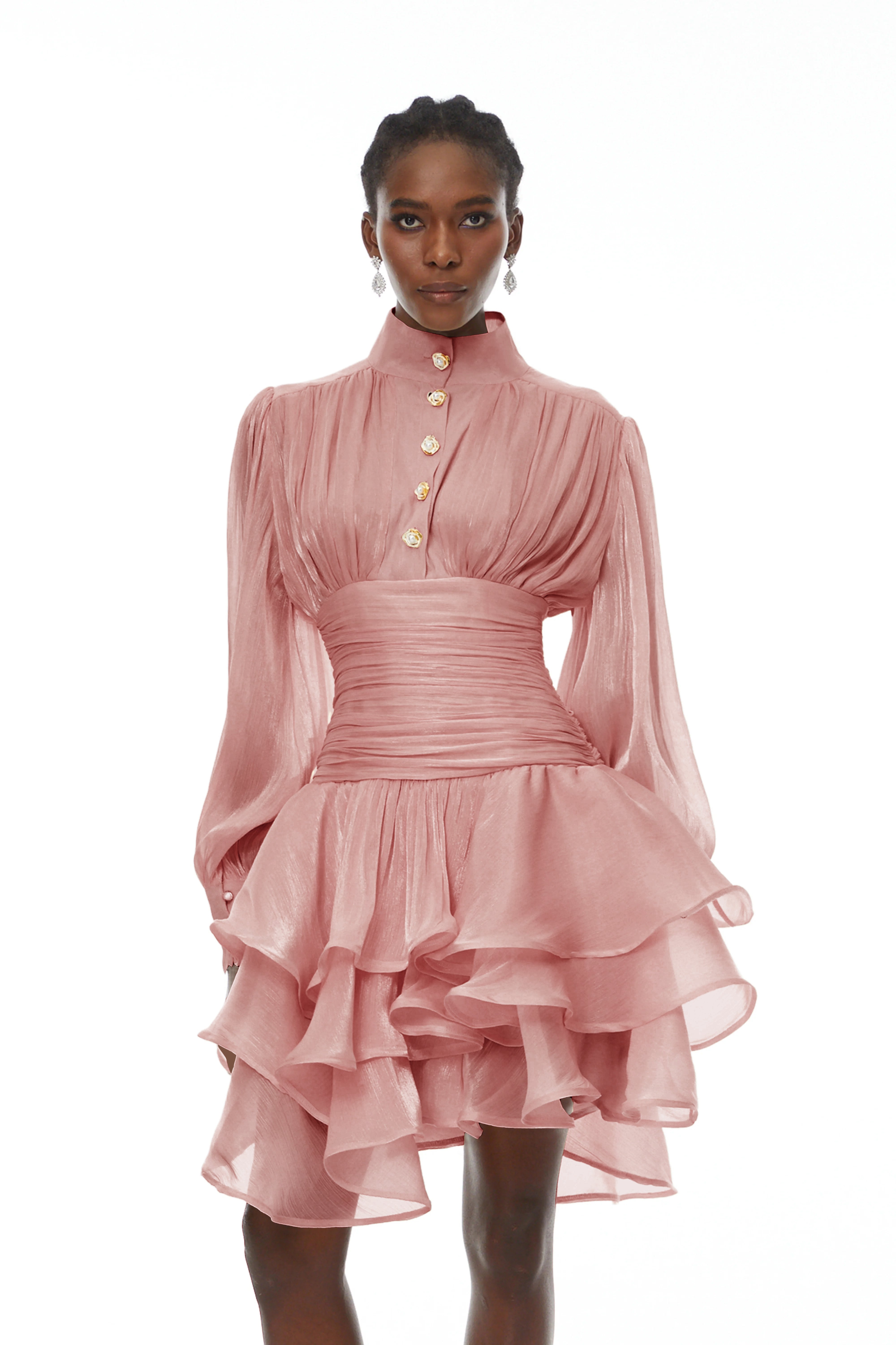 Rosa Minikleid mit hohem Kragen und Rüschendetails