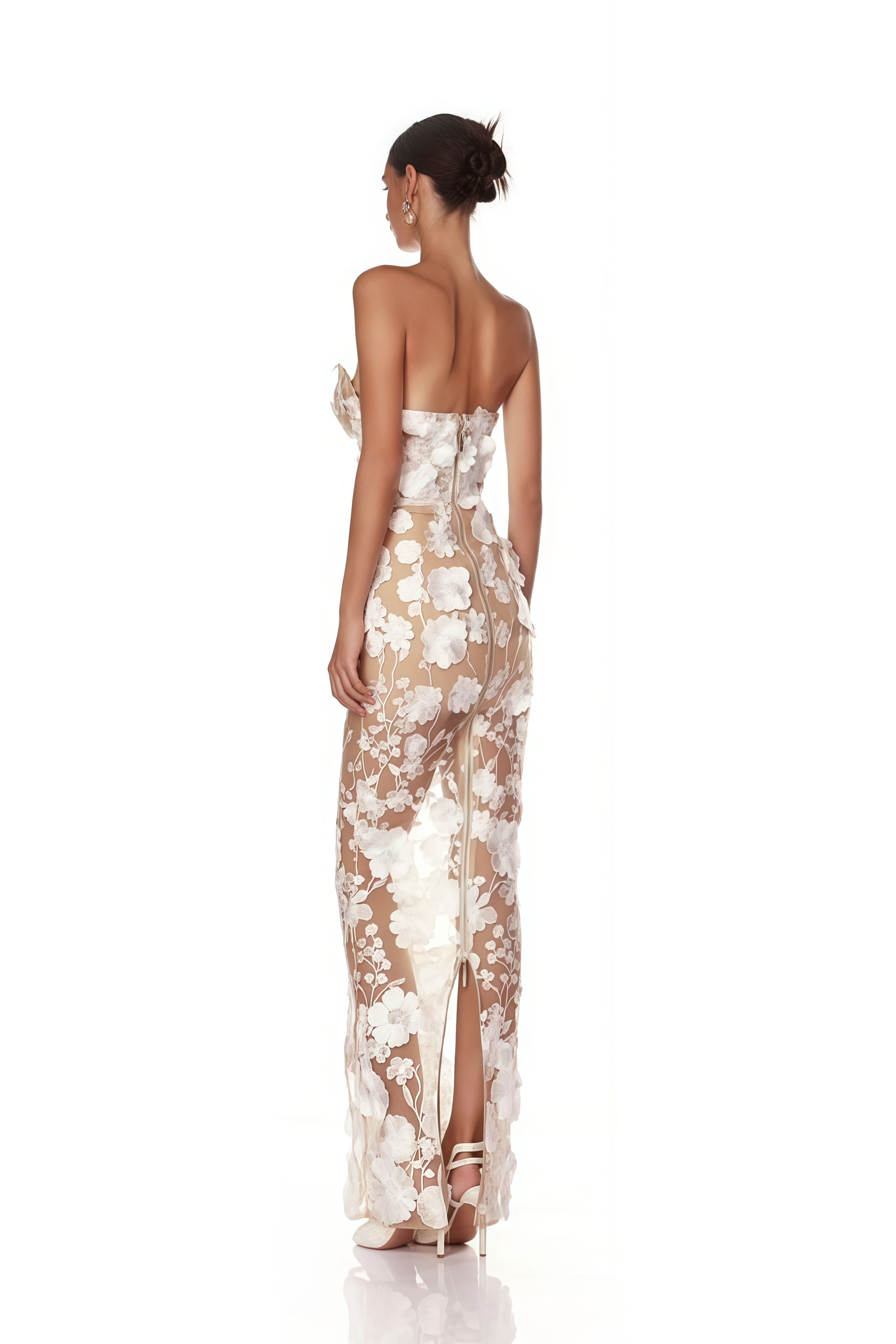 Brigitte Weißes Maxikleid mit floraler Applikation und Korsett