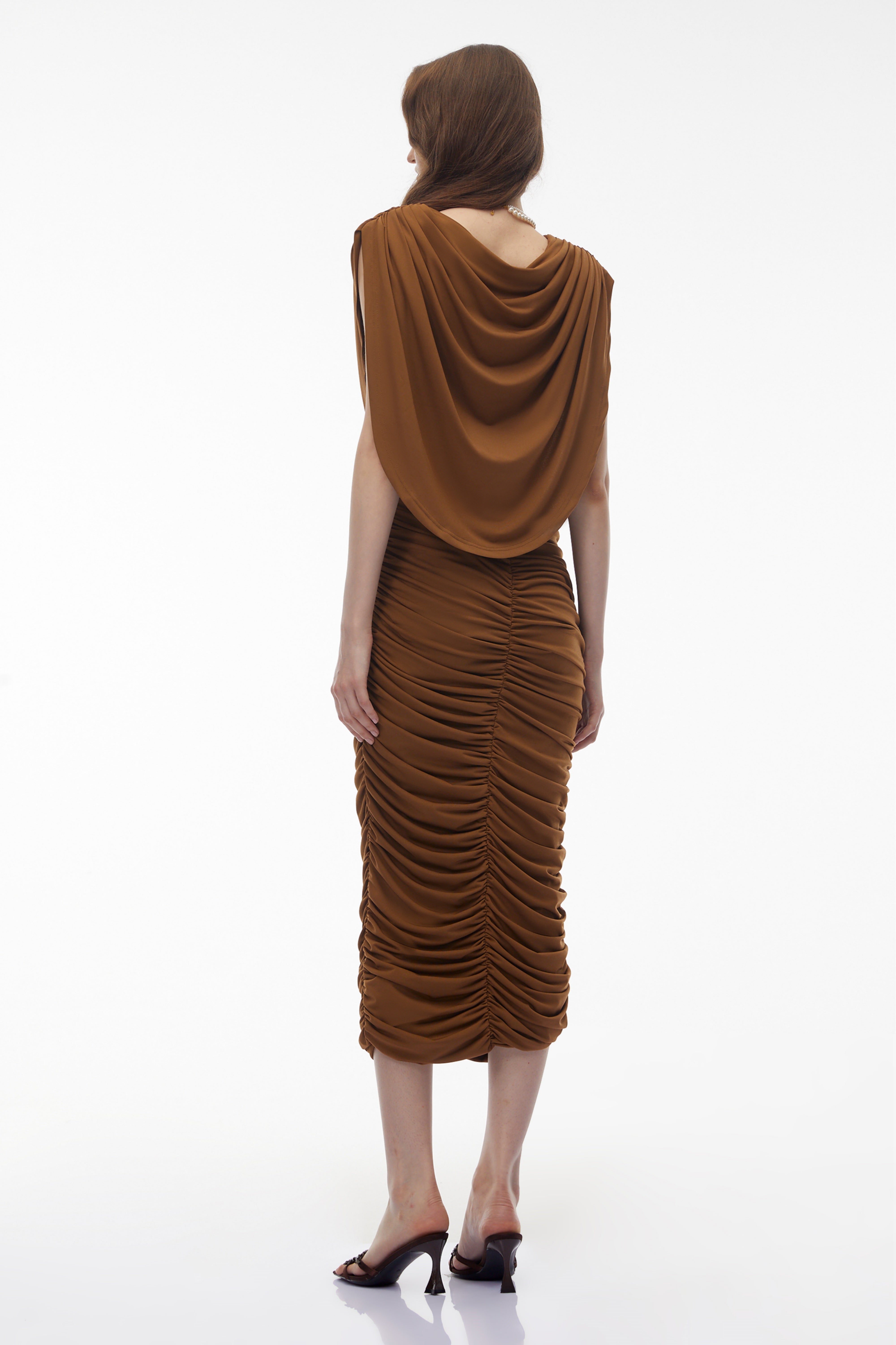 Ereshkigal – Braunes, gerafftes, figurbetontes Midikleid