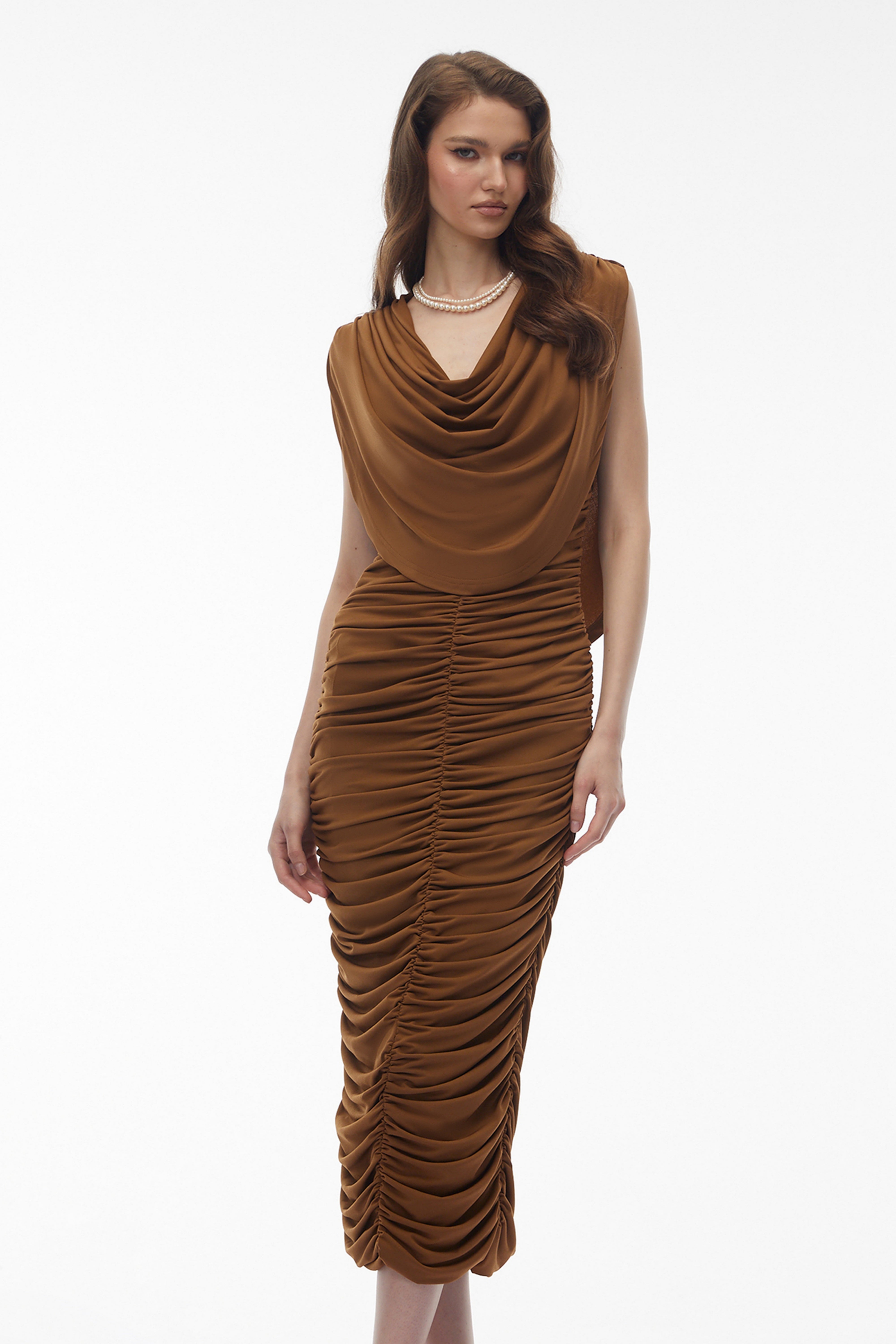 Ereshkigal – Braunes, gerafftes, figurbetontes Midikleid