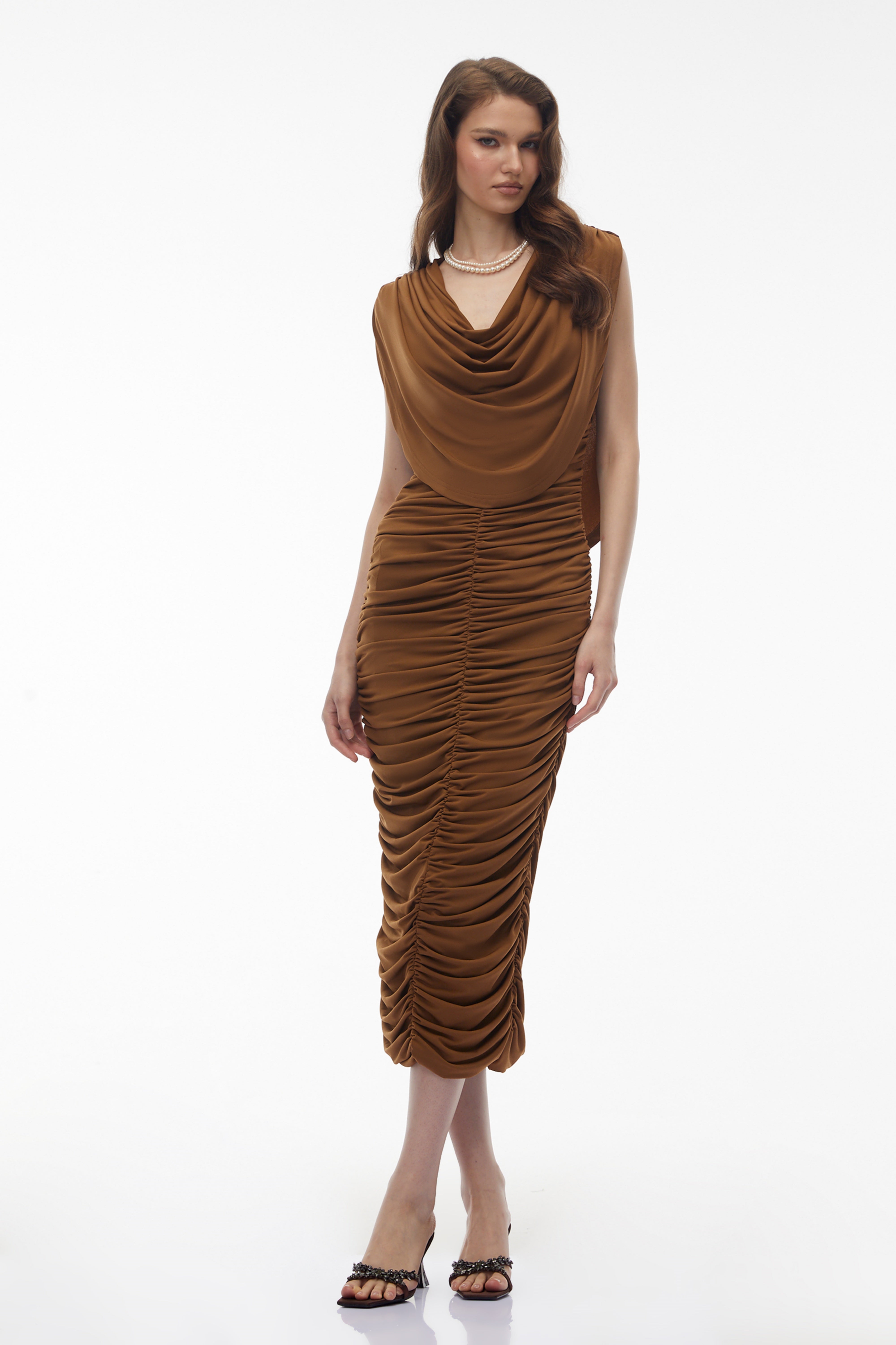 Ereshkigal – Braunes, gerafftes, figurbetontes Midikleid