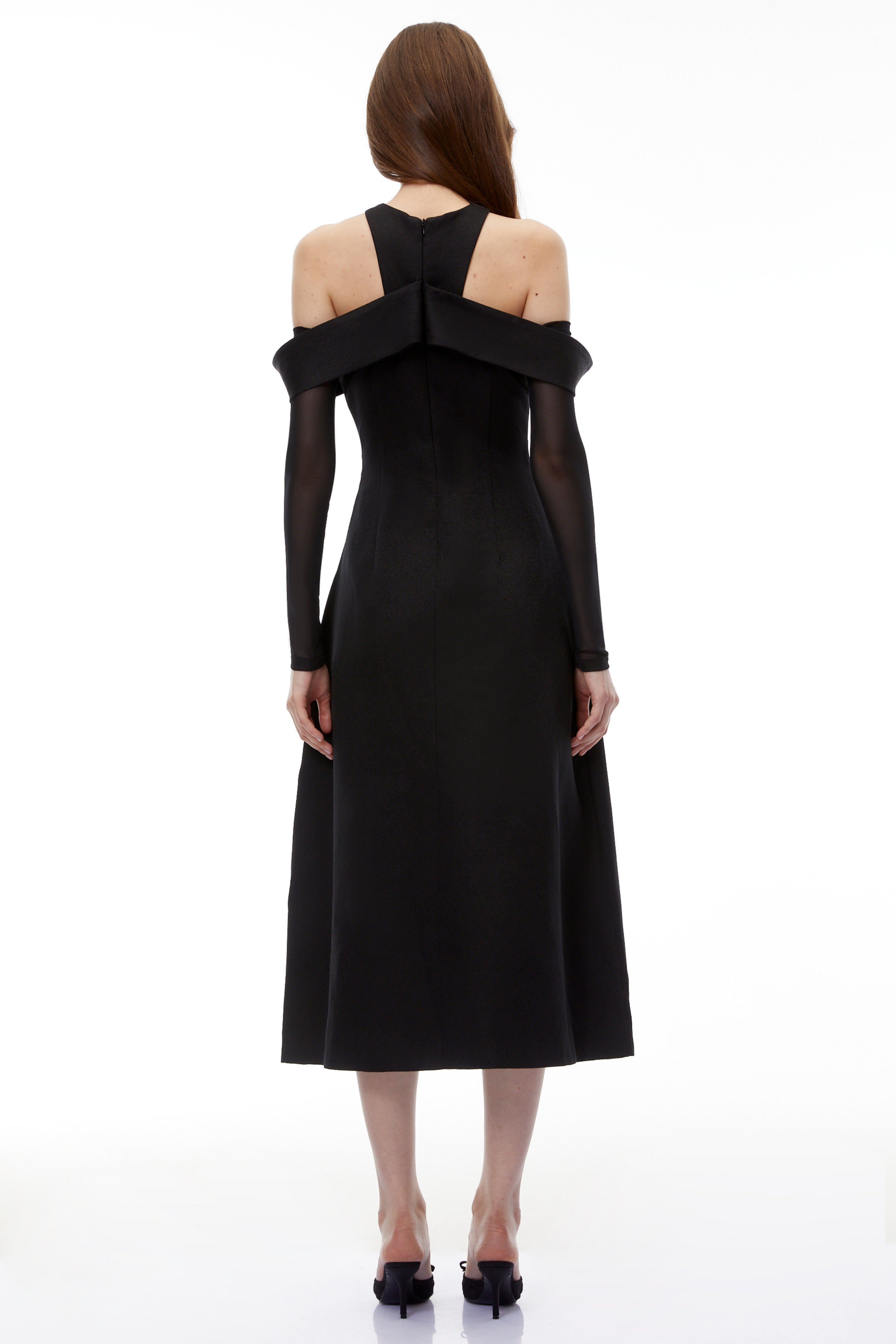 فستان إريكا الأسود بطول متوسط مع أكتاف مكشوفة وكتفين ملفوفين