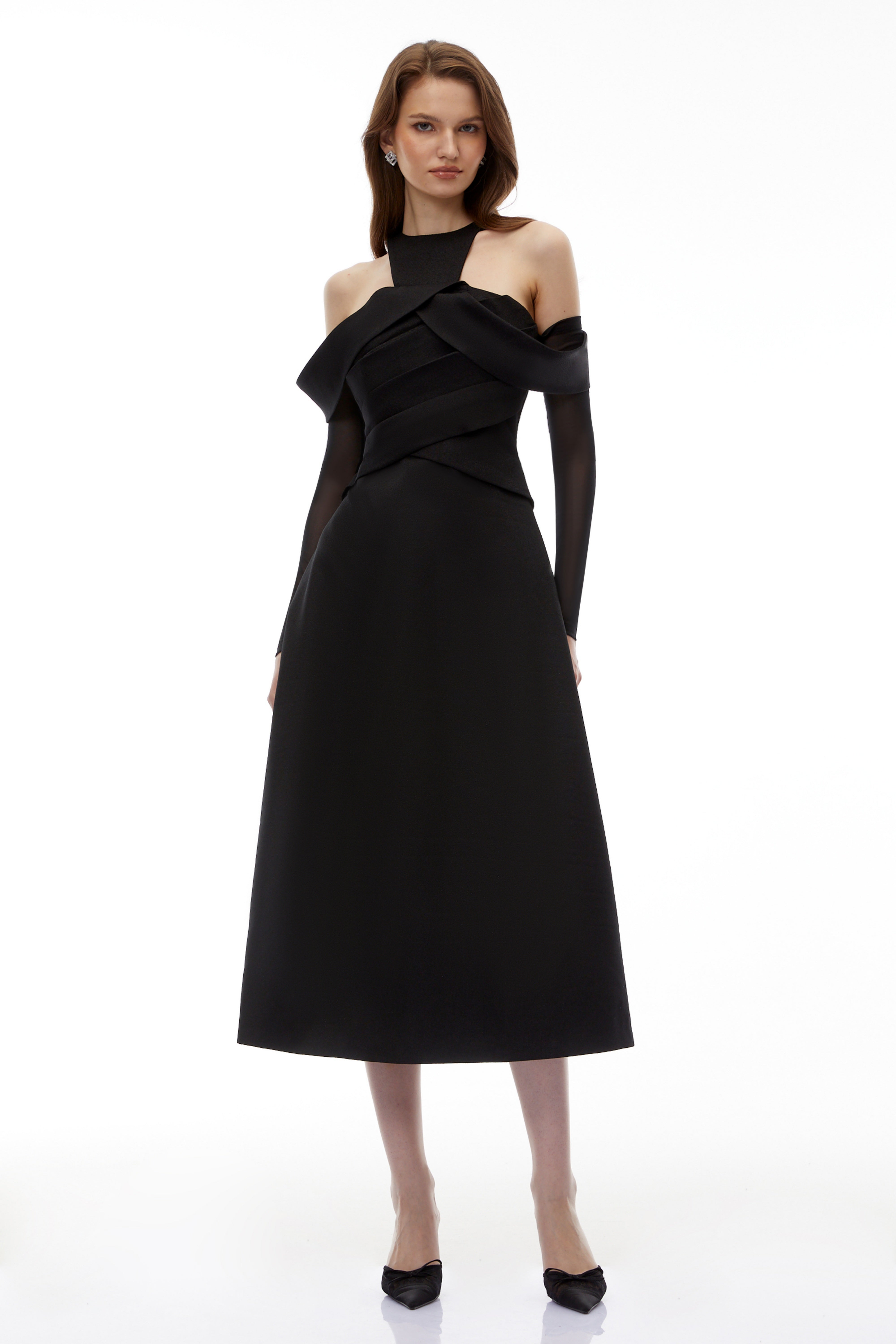 فستان إريكا الأسود بطول متوسط مع أكتاف مكشوفة وكتفين ملفوفين