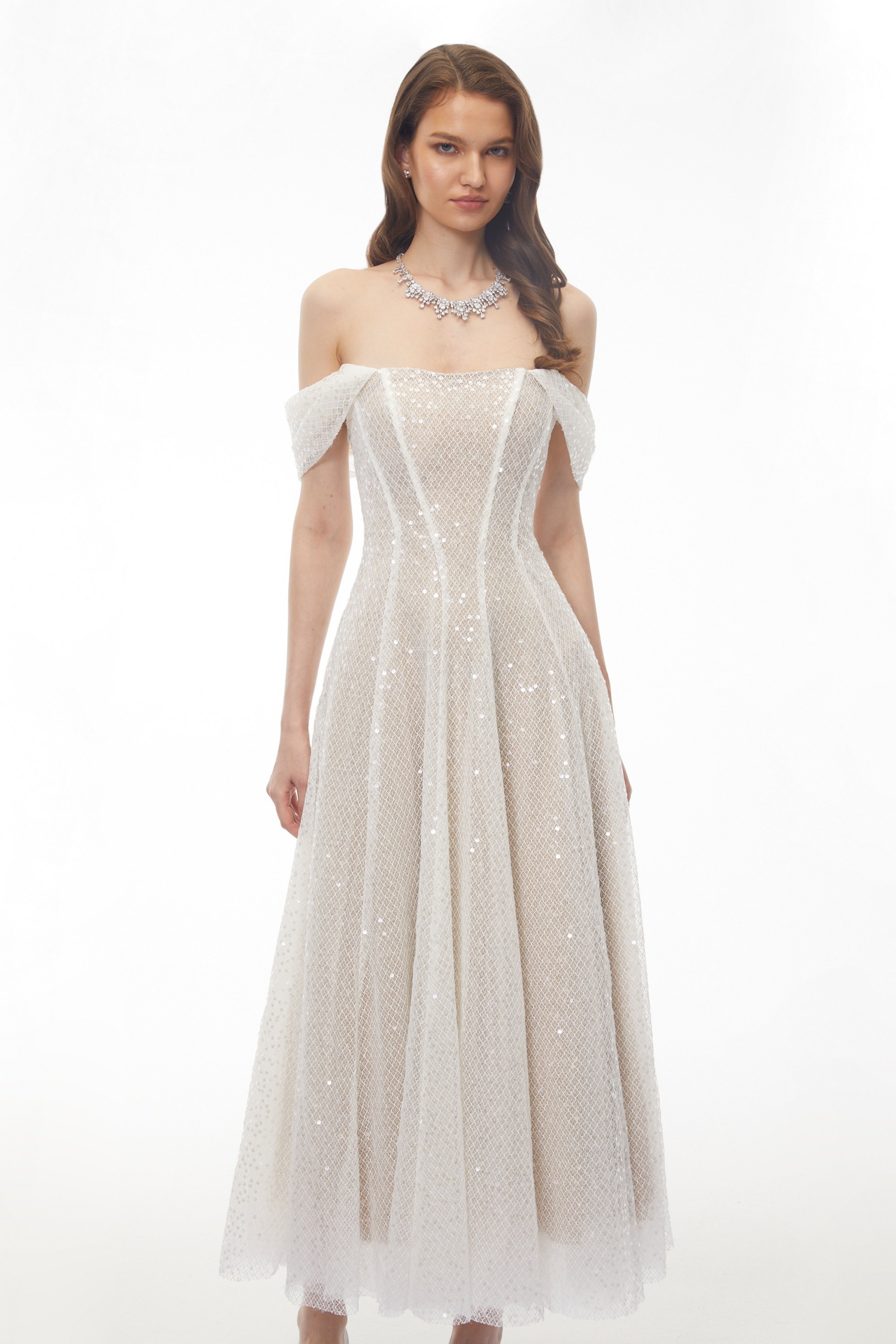 Robe trapèze à paillettes blanches, épaules dénudées, avec motif en losanges