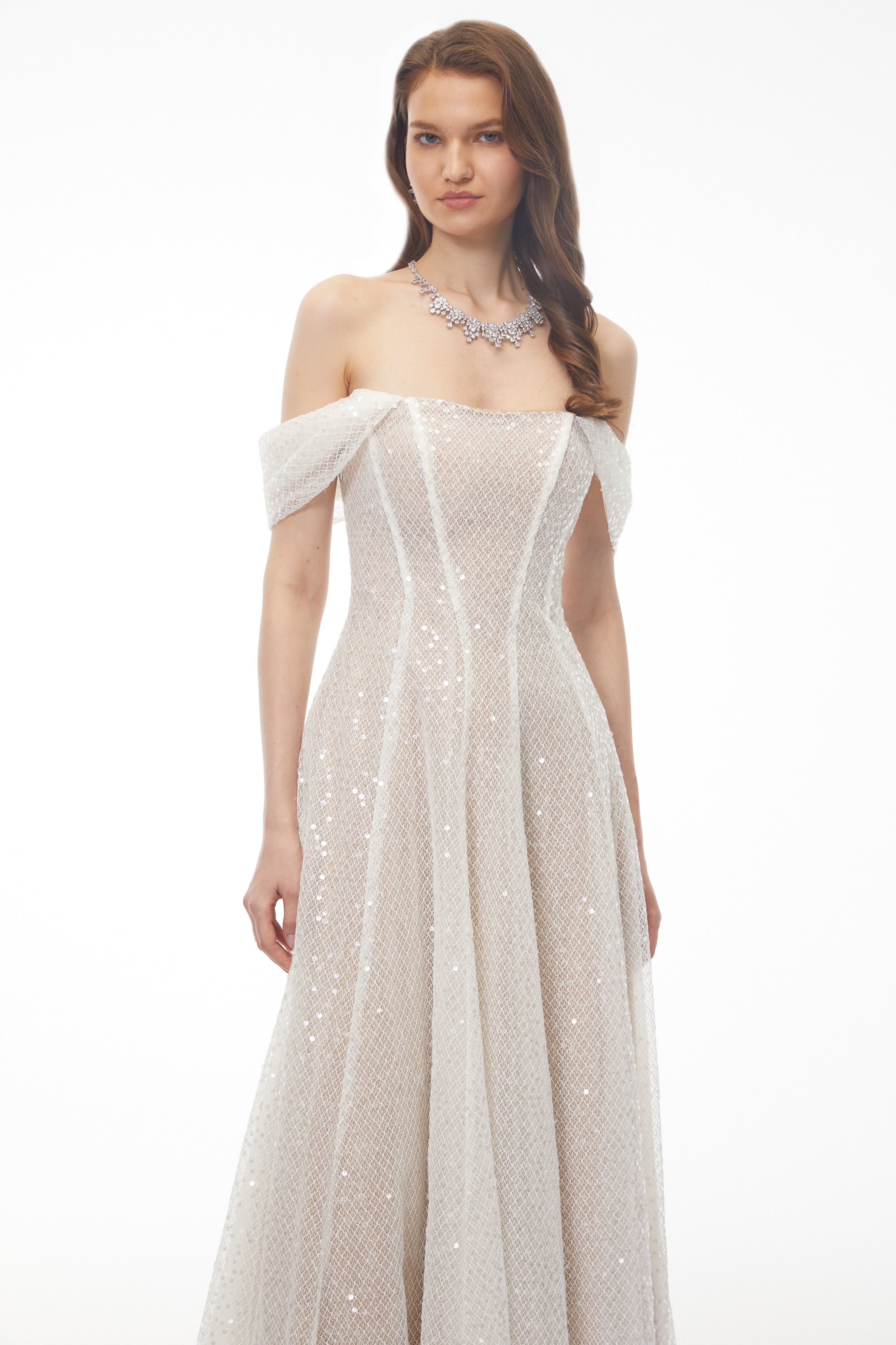 Robe trapèze à paillettes blanches, épaules dénudées, avec motif en losanges