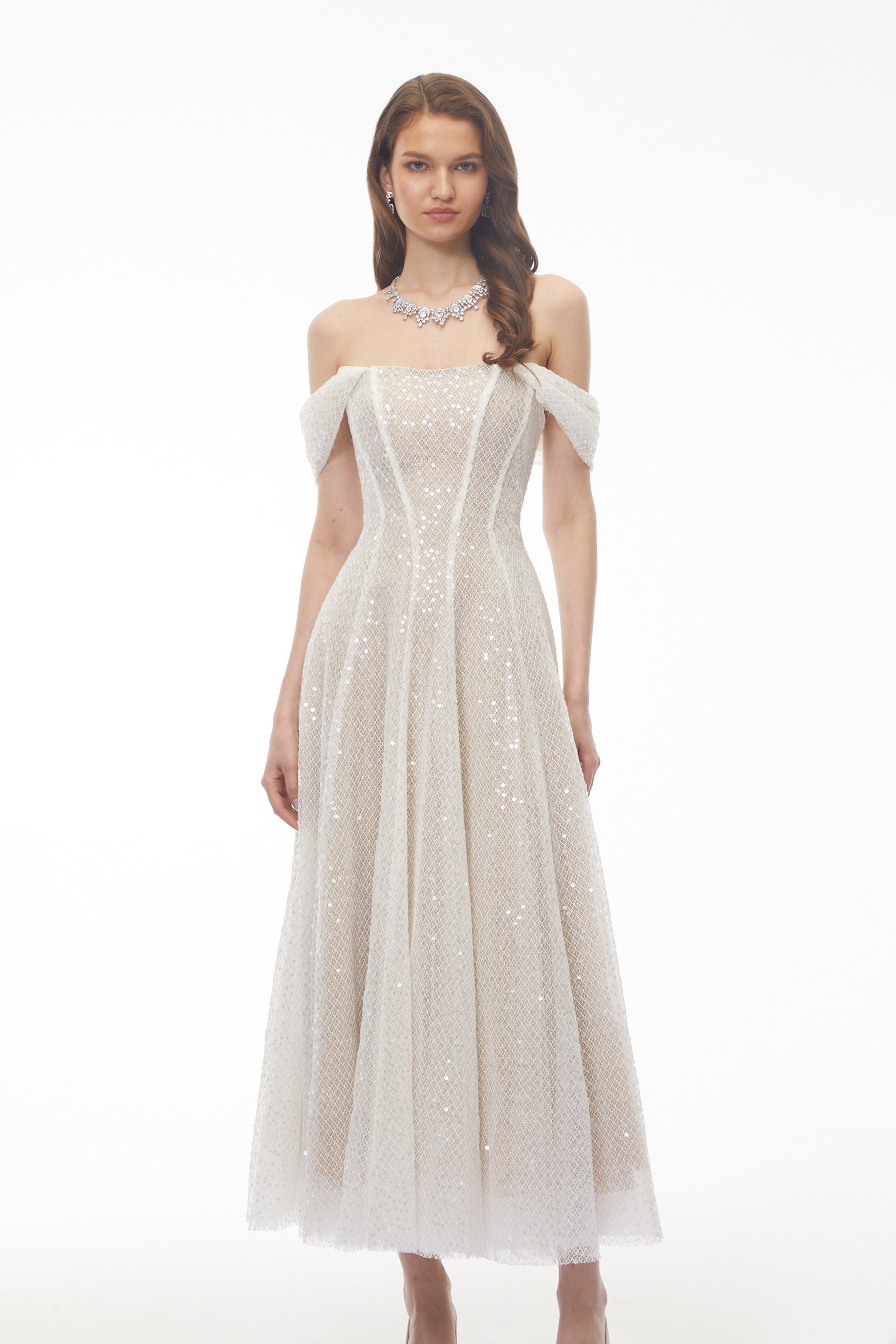 Robe trapèze à paillettes blanches, épaules dénudées, avec motif en losanges