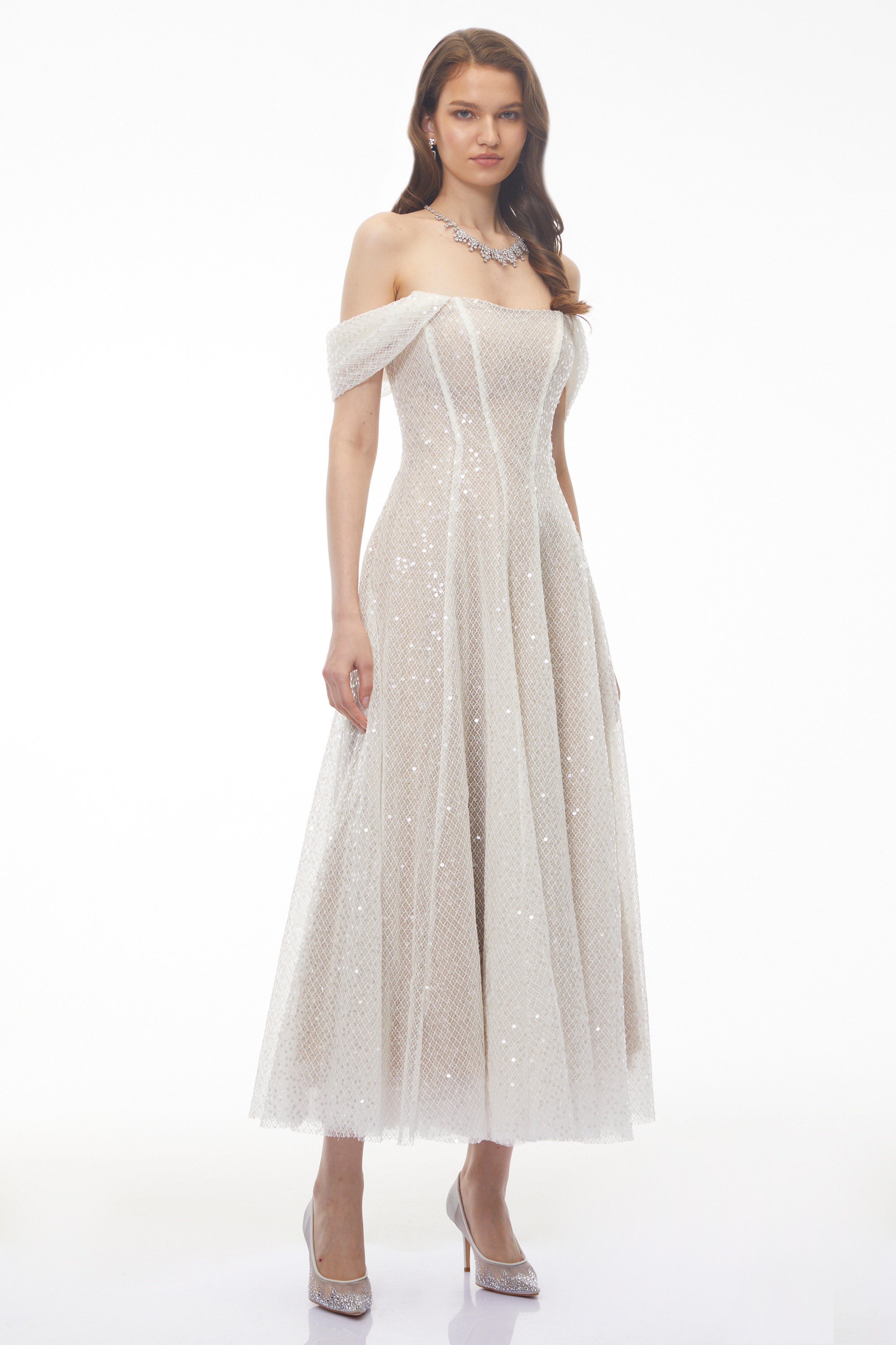 Robe trapèze à paillettes blanches, épaules dénudées, avec motif en losanges