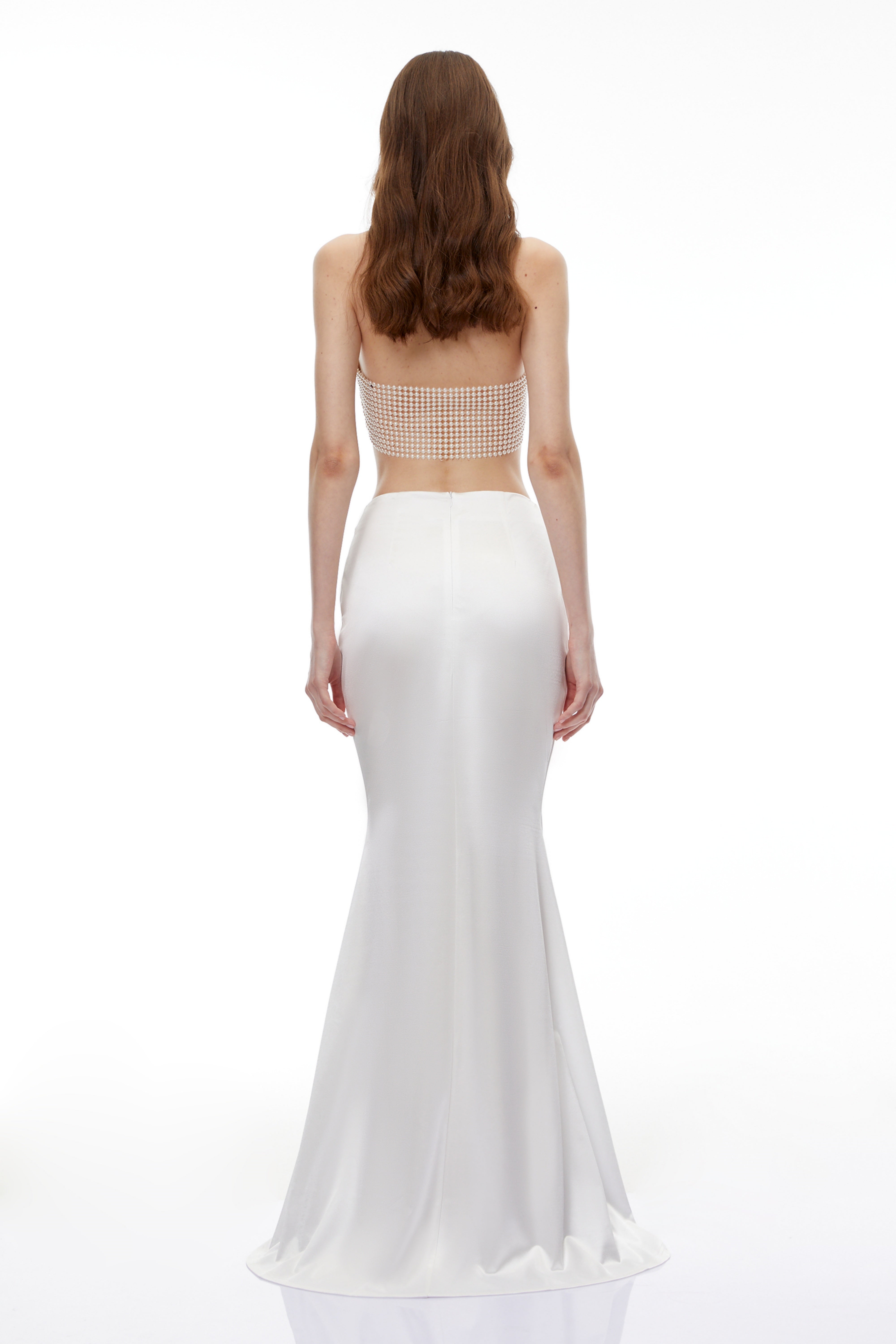 طقم بلوزة وتنورة مزين بالكريستال الأبيض من Eupraxia