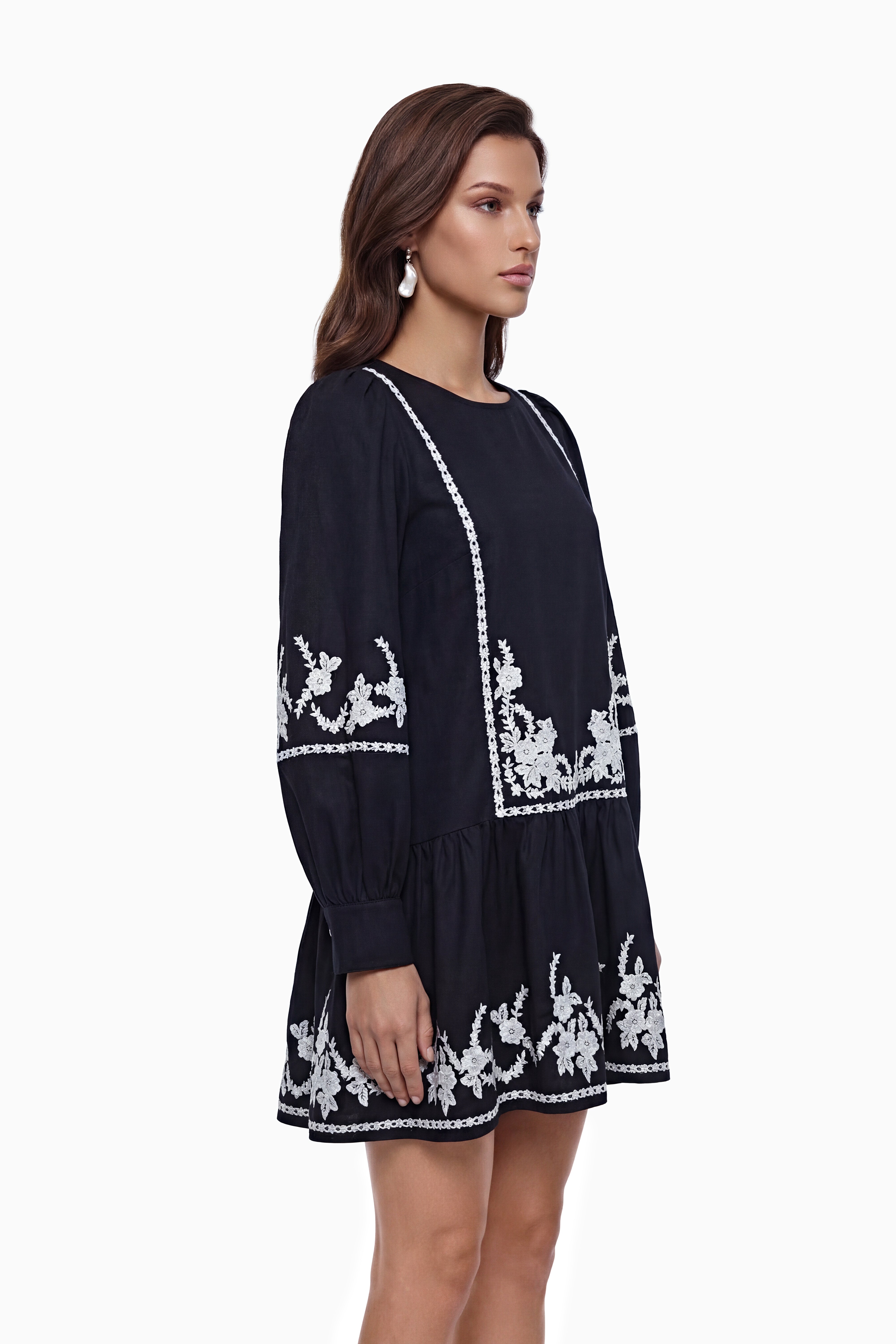 Eva – Schwarzes Minikleid mit Blumenstickerei