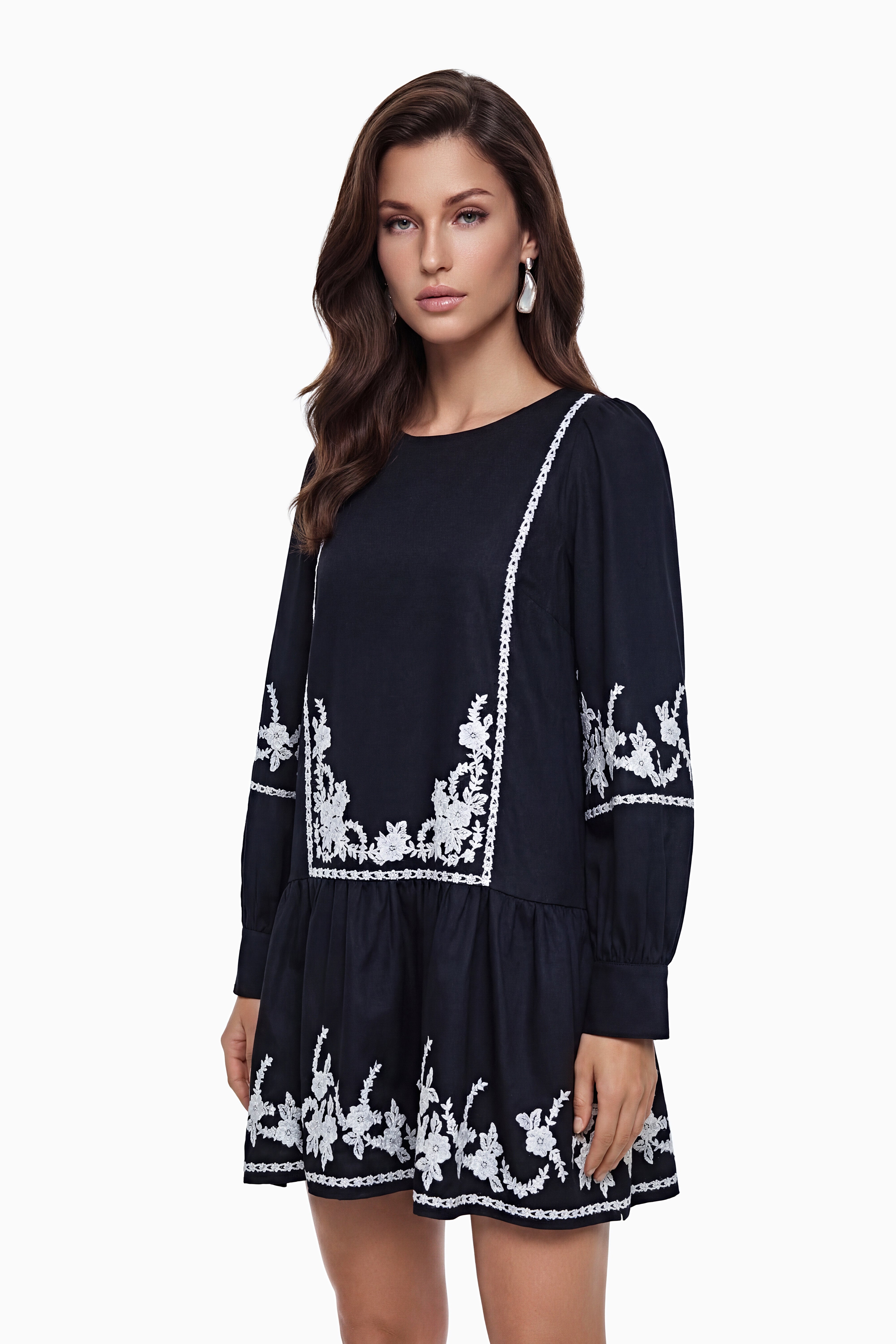 Eva – Schwarzes Minikleid mit Blumenstickerei