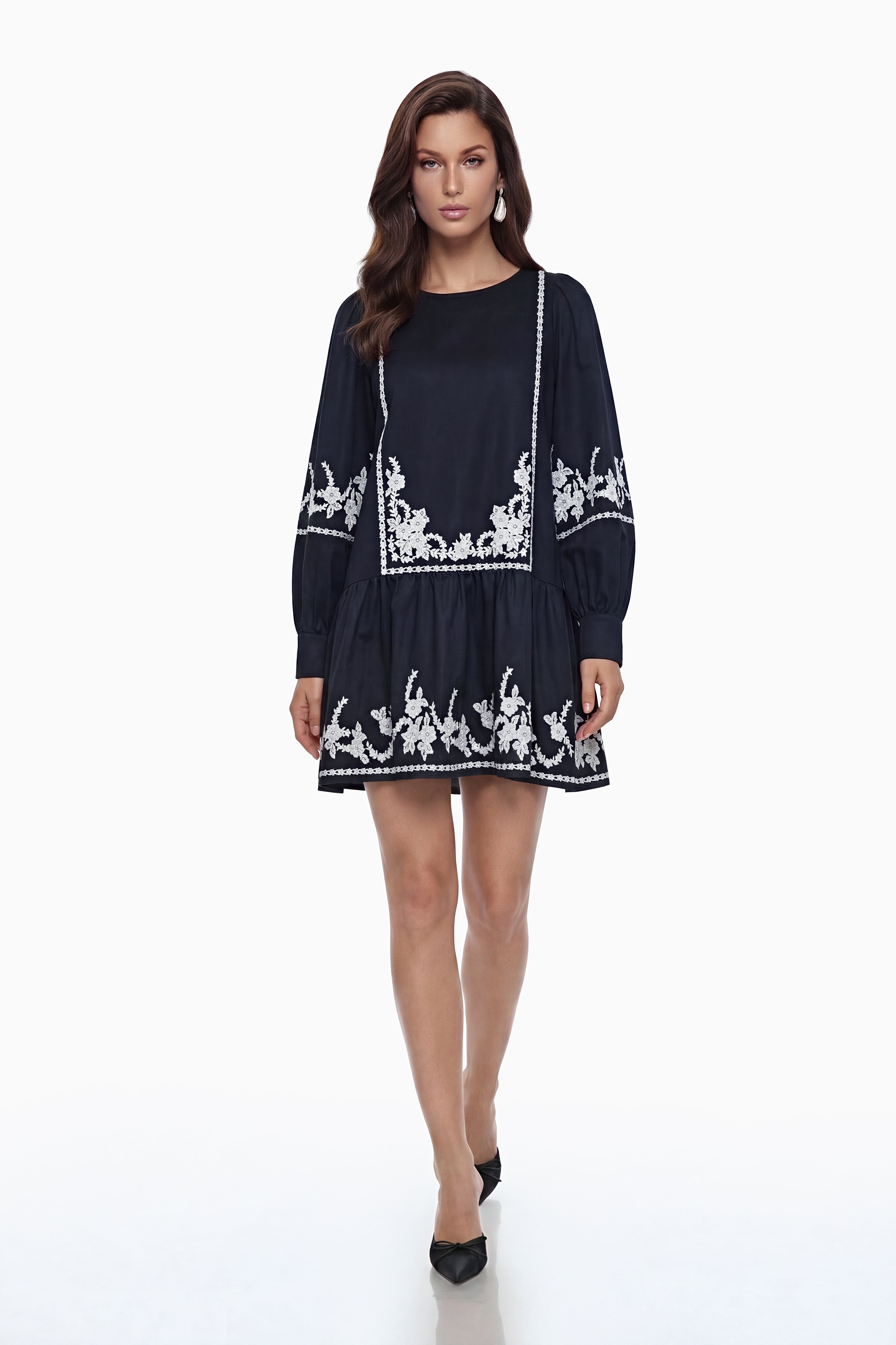 Eva – Schwarzes Minikleid mit Blumenstickerei