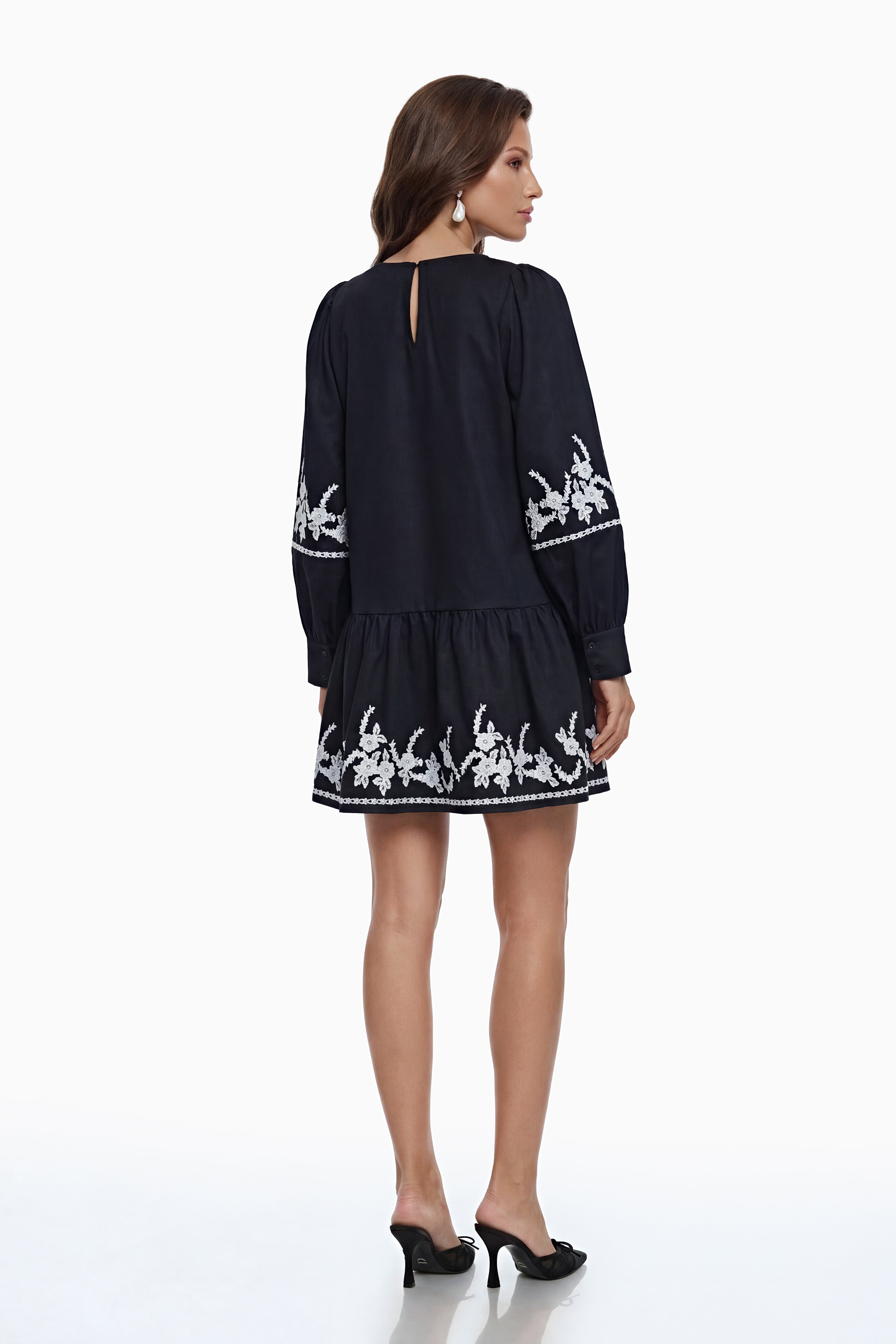 Eva – Schwarzes Minikleid mit Blumenstickerei