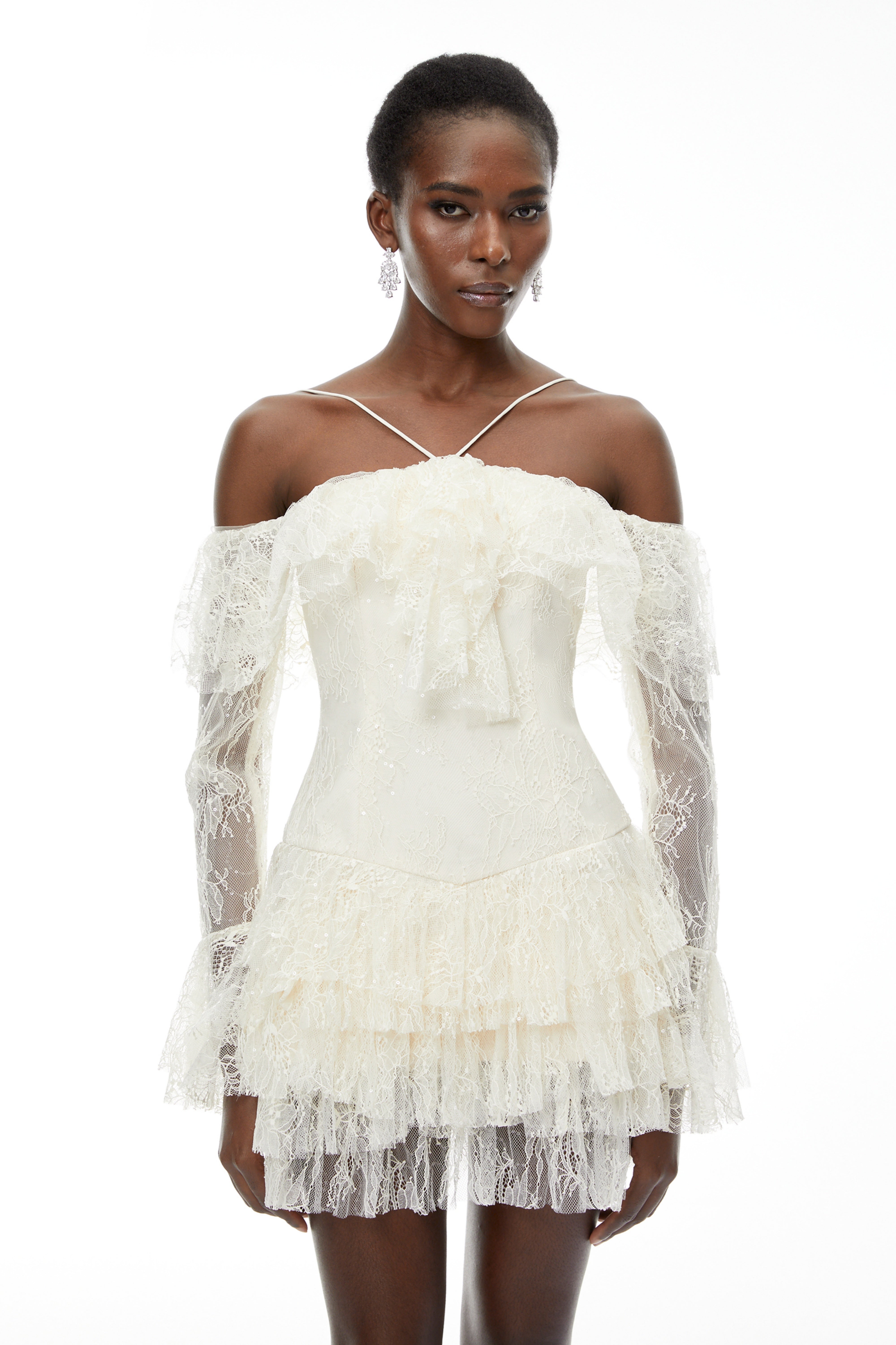 Evelyn – Neutrales, schulterfreies Minikleid mit Stufenrock