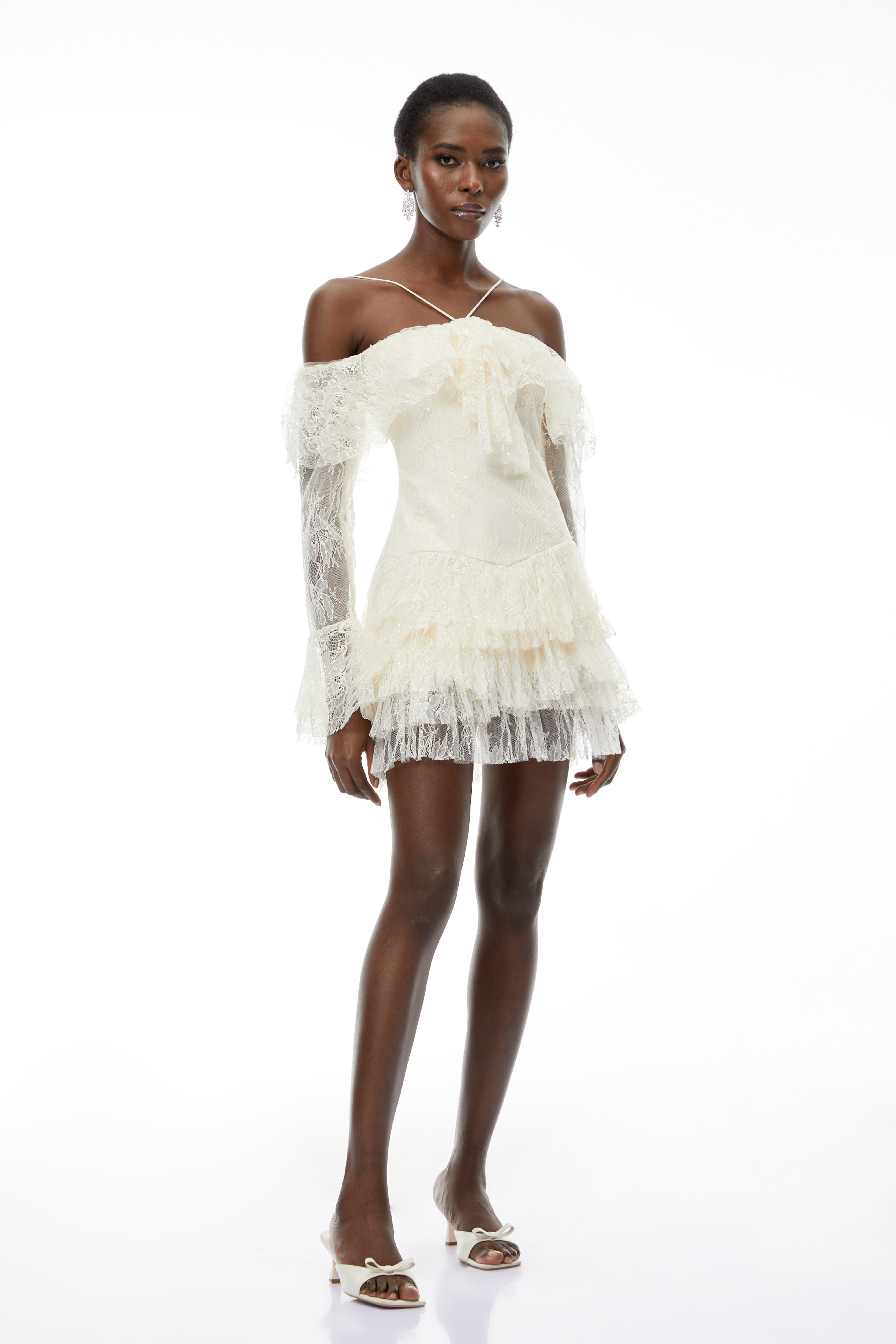 Evelyn – Neutrales, schulterfreies Minikleid mit Stufenrock