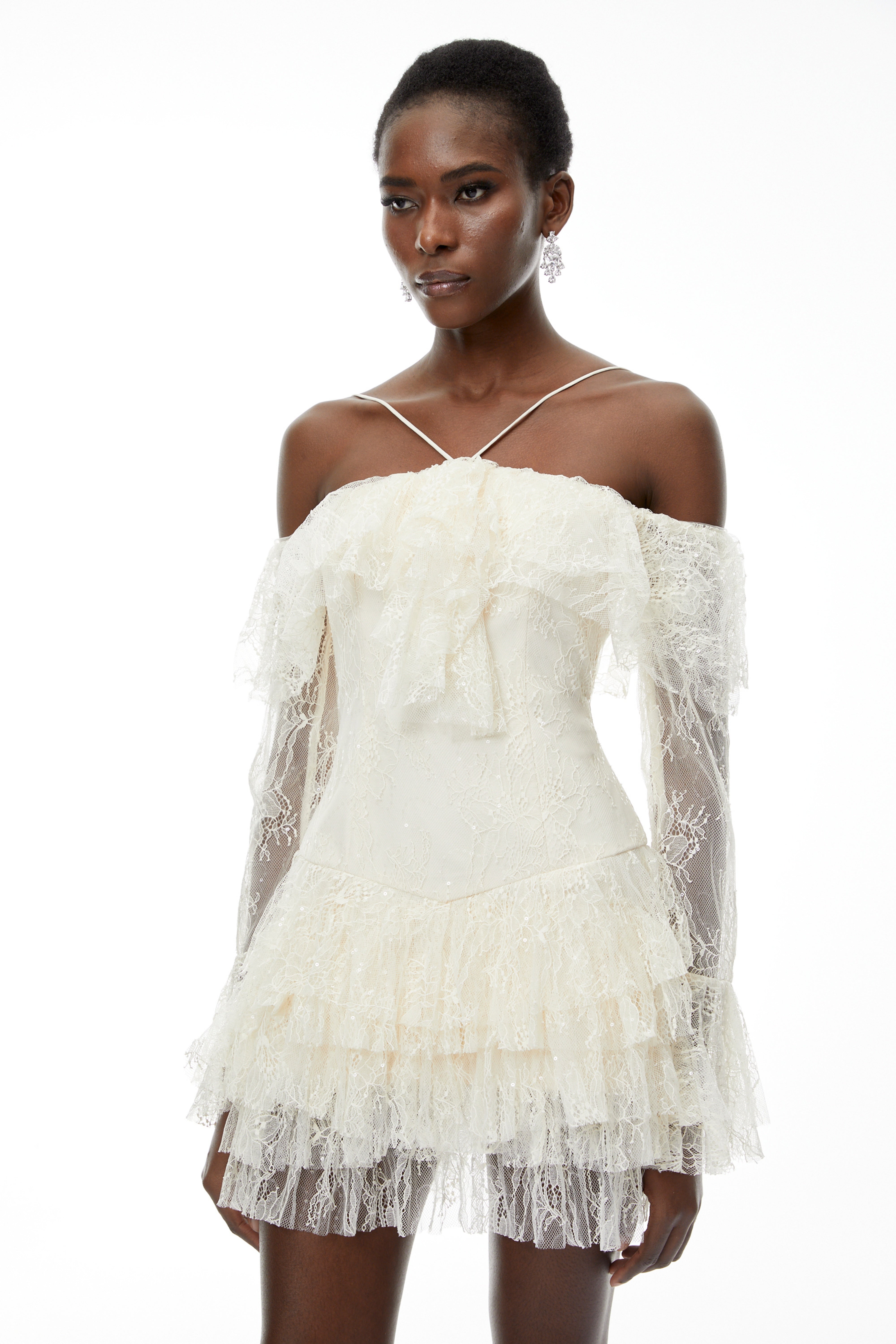 Evelyn – Neutrales, schulterfreies Minikleid mit Stufenrock