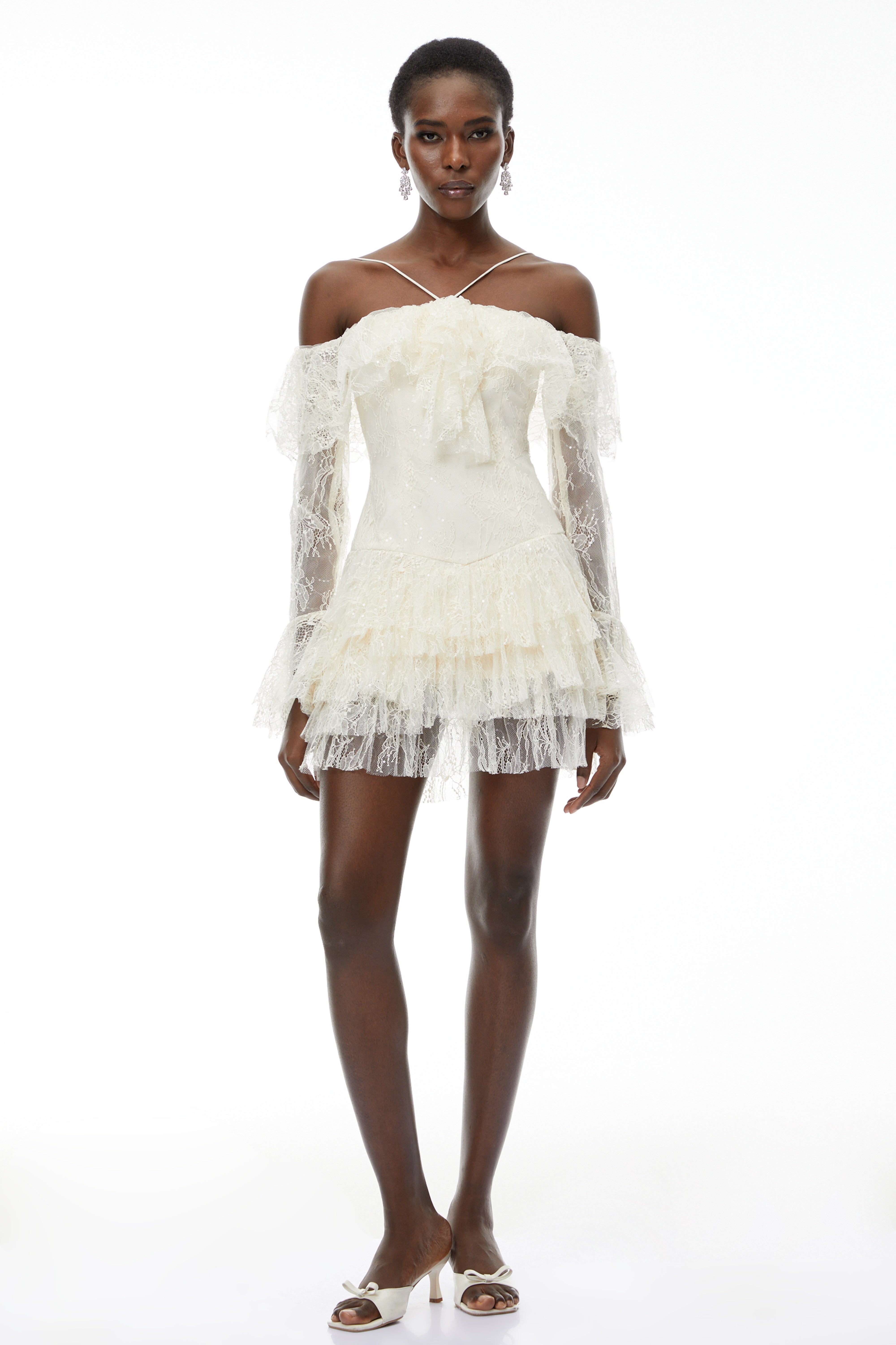 Evelyn – Neutrales, schulterfreies Minikleid mit Stufenrock