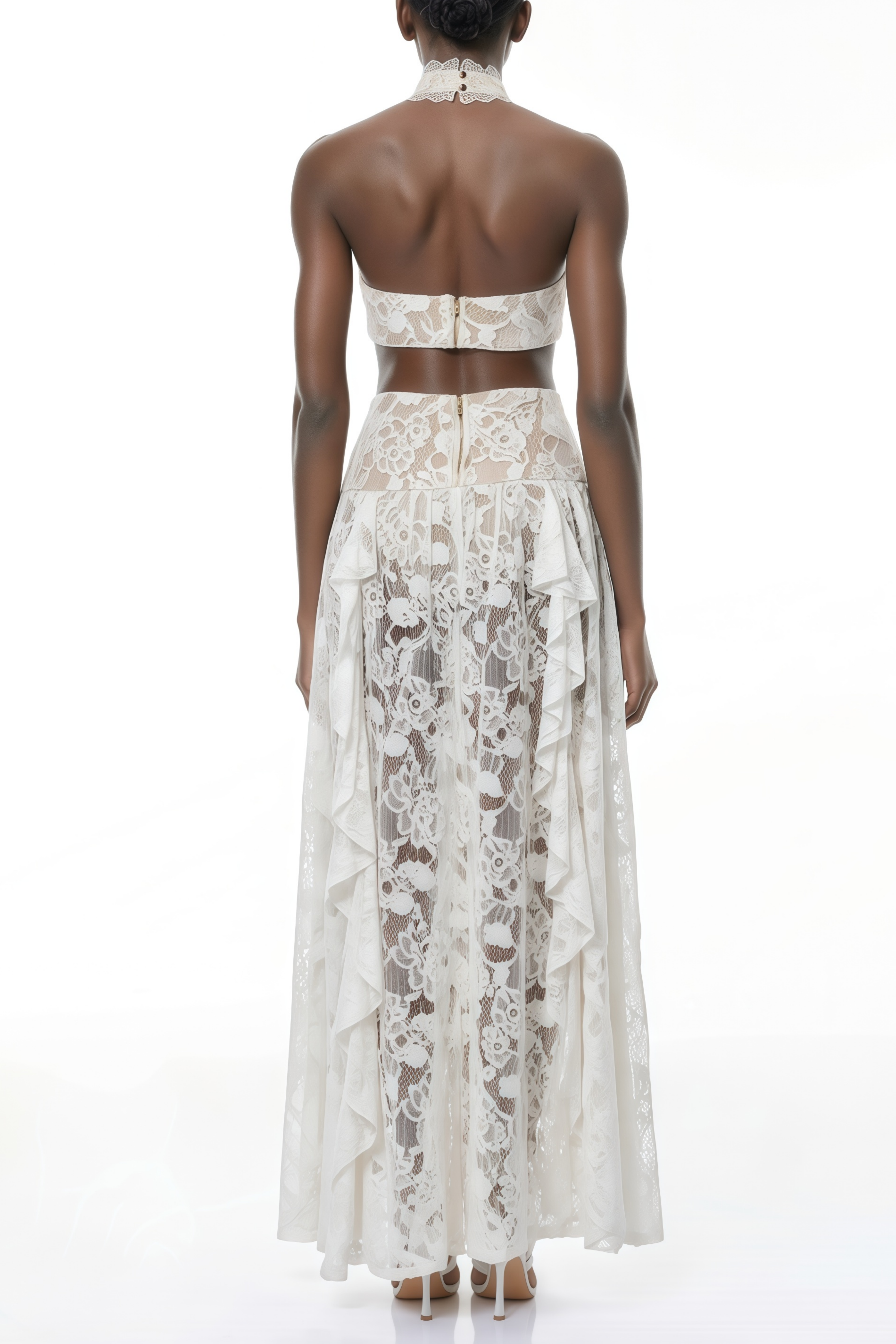 Evelyn White – Maxikleid mit Neckholder und Spitze