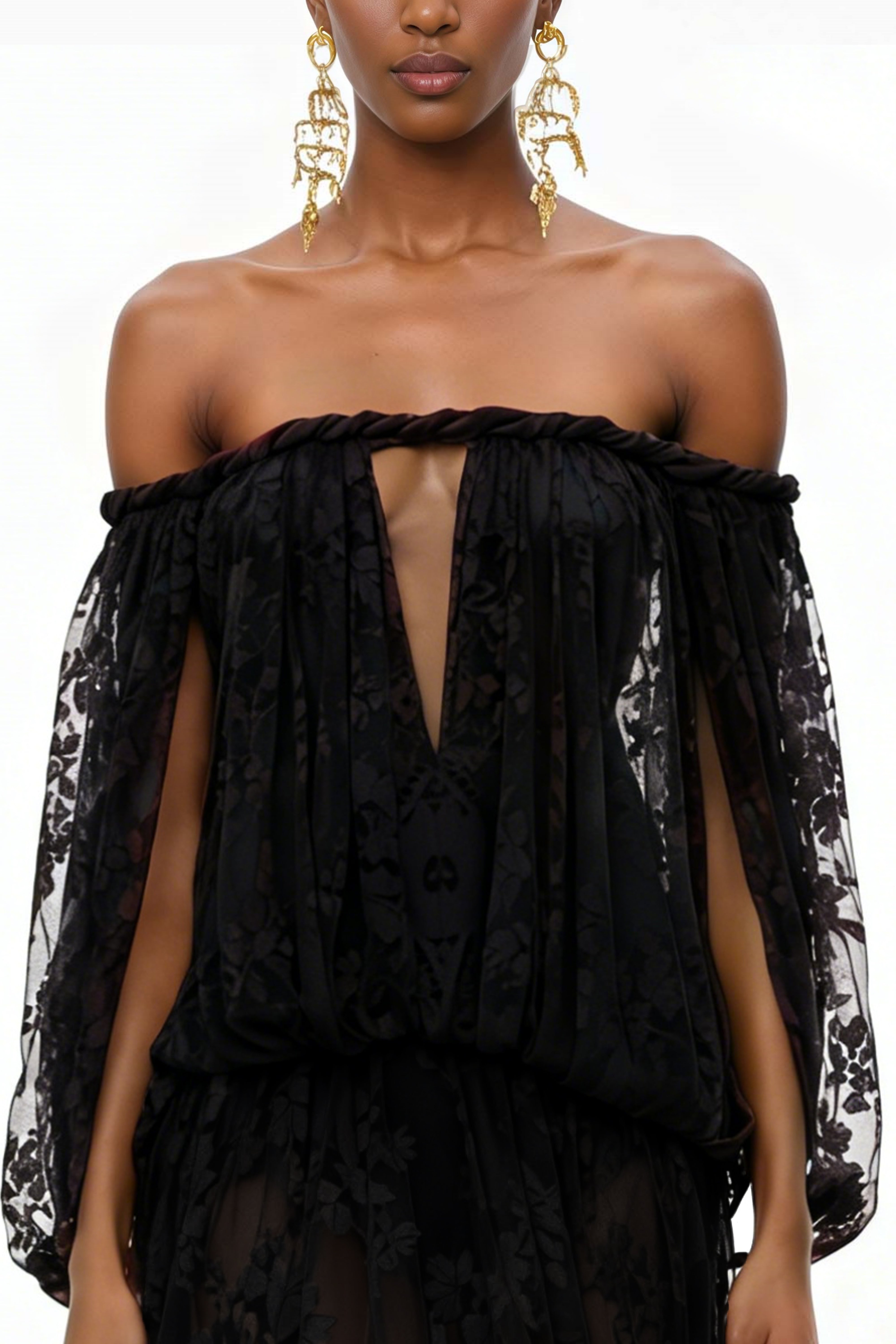 فستان طويل أسود مزين بزخارف زهرية