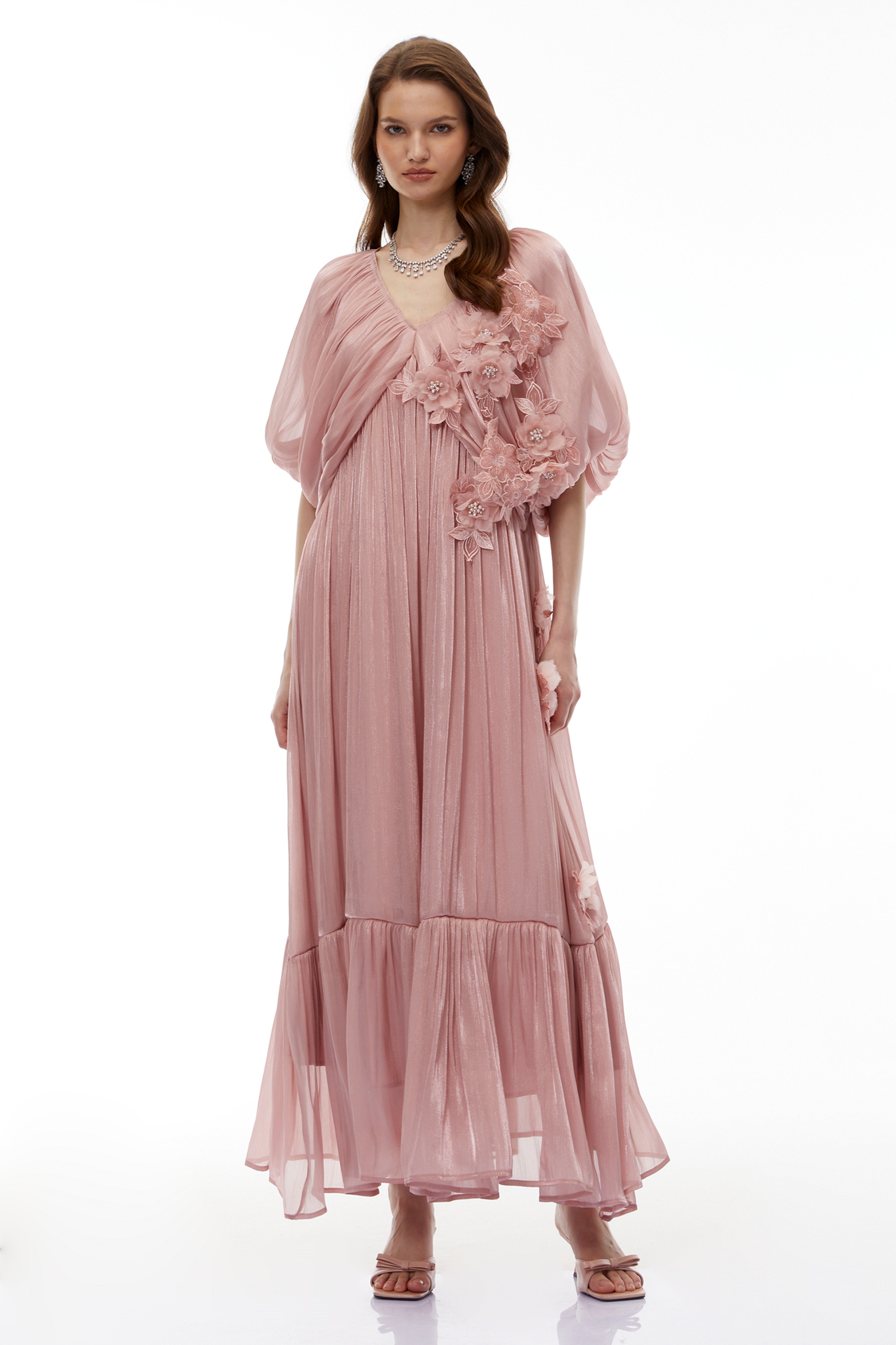 Faina – Rosa Maxikleid mit Rüschen und 3D-Blumenmuster
