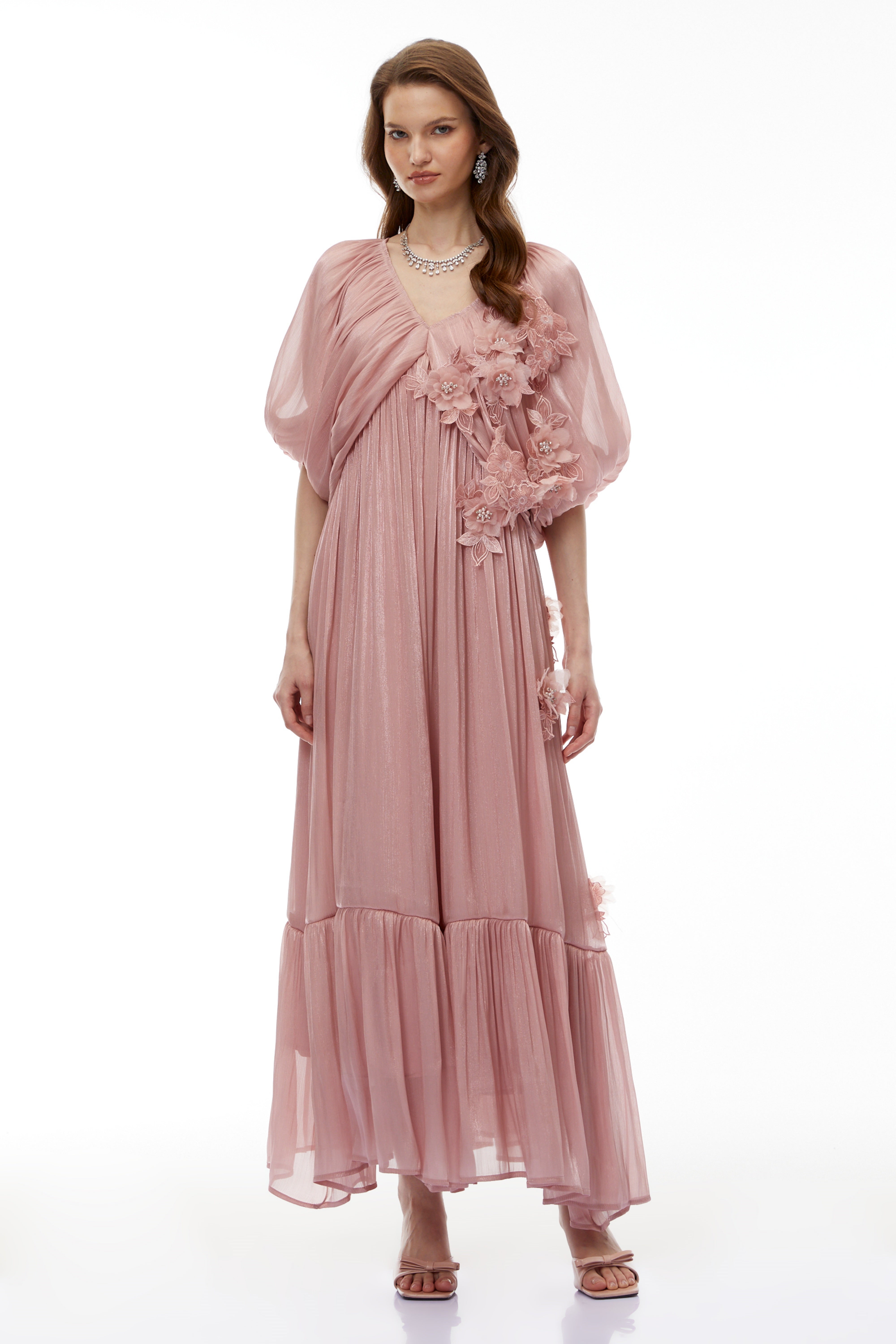 Faina – Rosa Maxikleid mit Rüschen und 3D-Blumenmuster