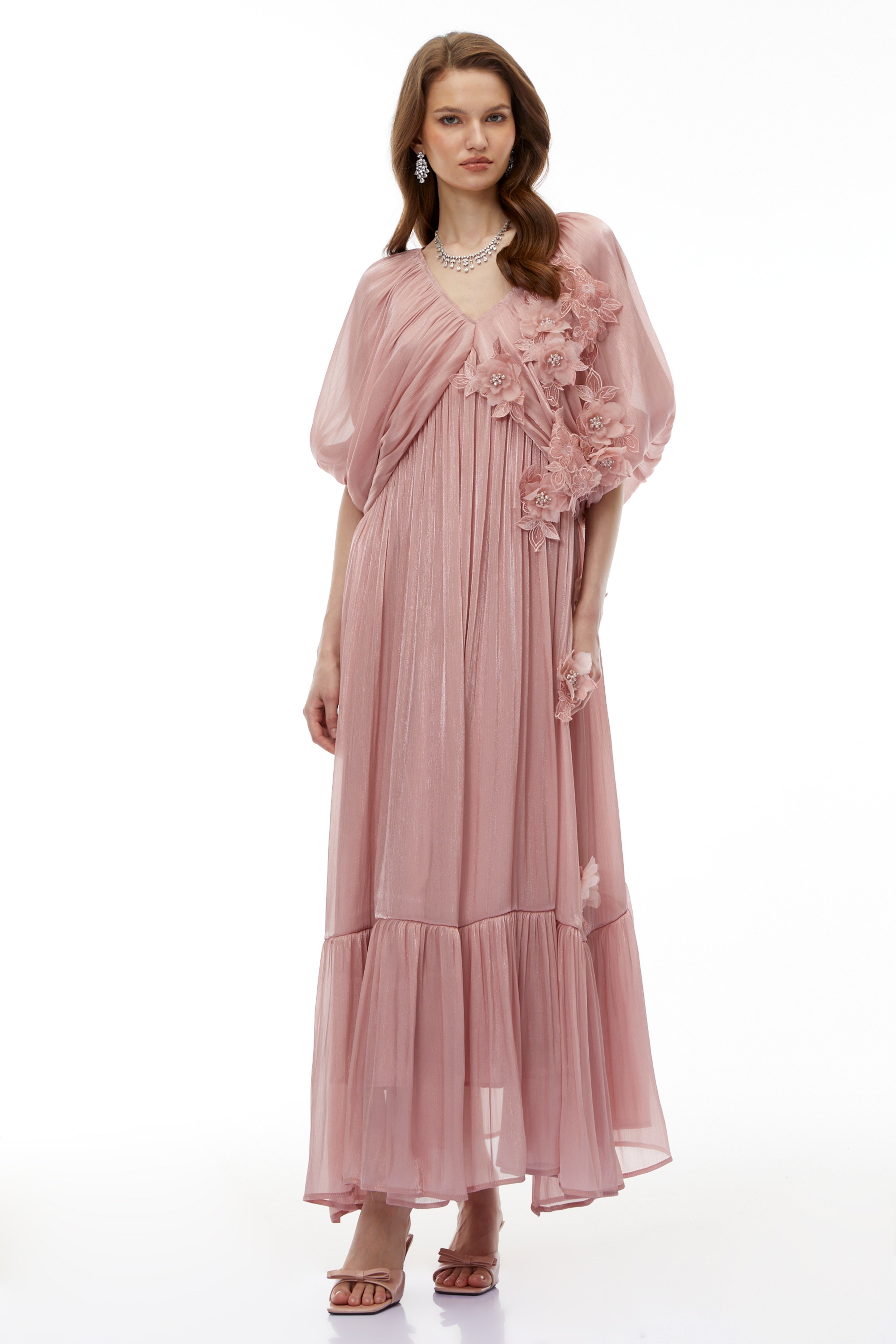 Faina – Rosa Maxikleid mit Rüschen und 3D-Blumenmuster