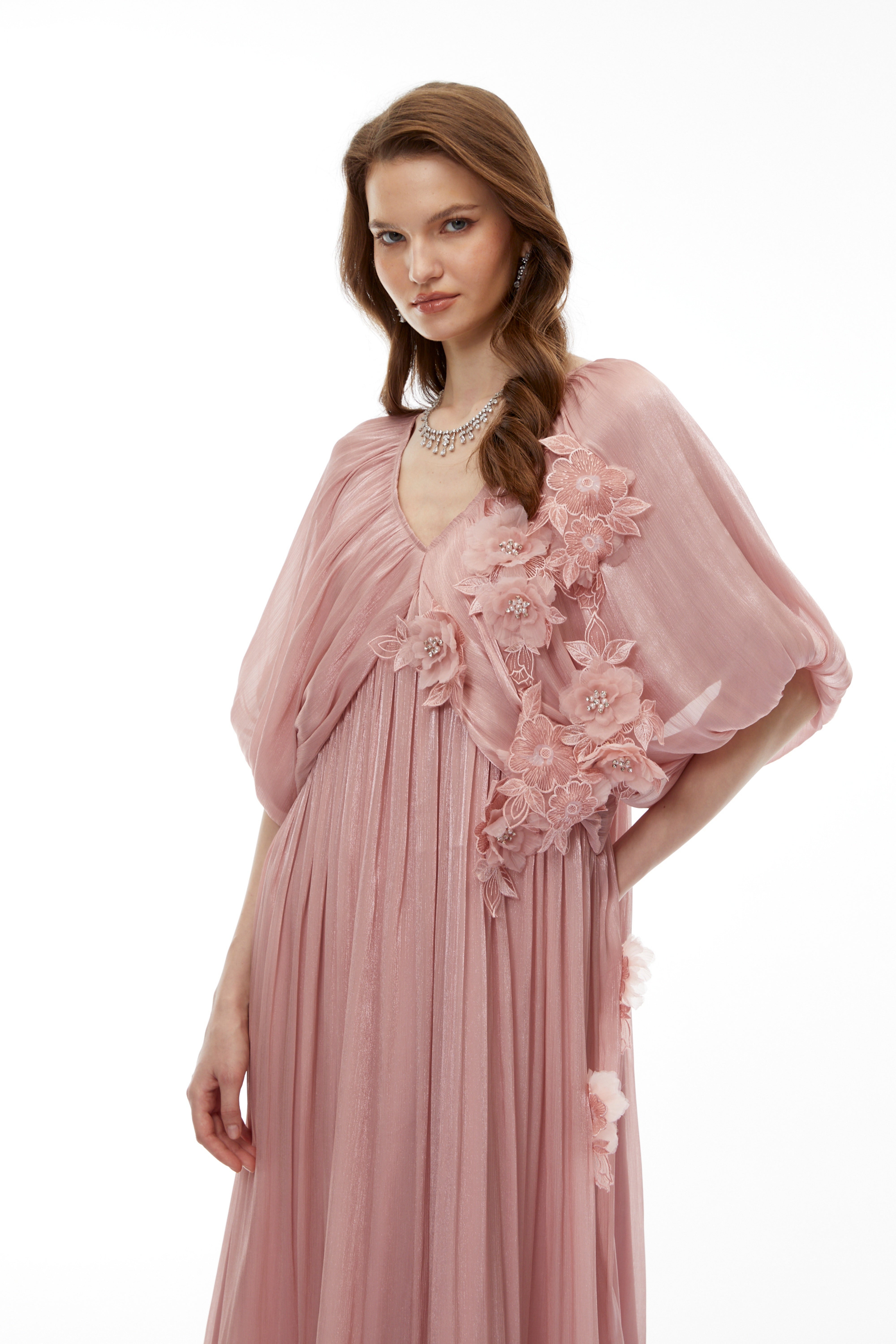 Faina – Rosa Maxikleid mit Rüschen und 3D-Blumenmuster