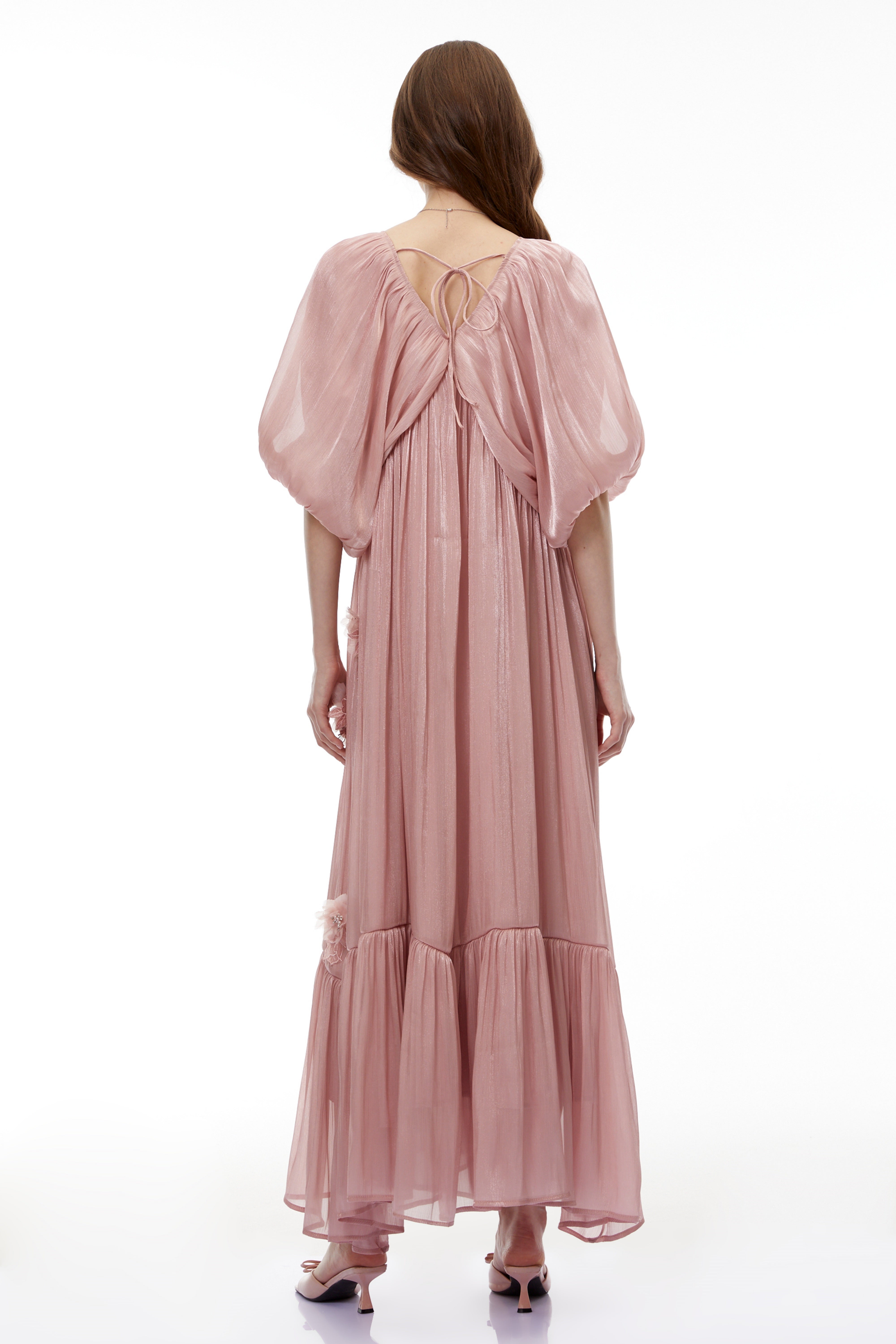 Faina – Rosa Maxikleid mit Rüschen und 3D-Blumenmuster