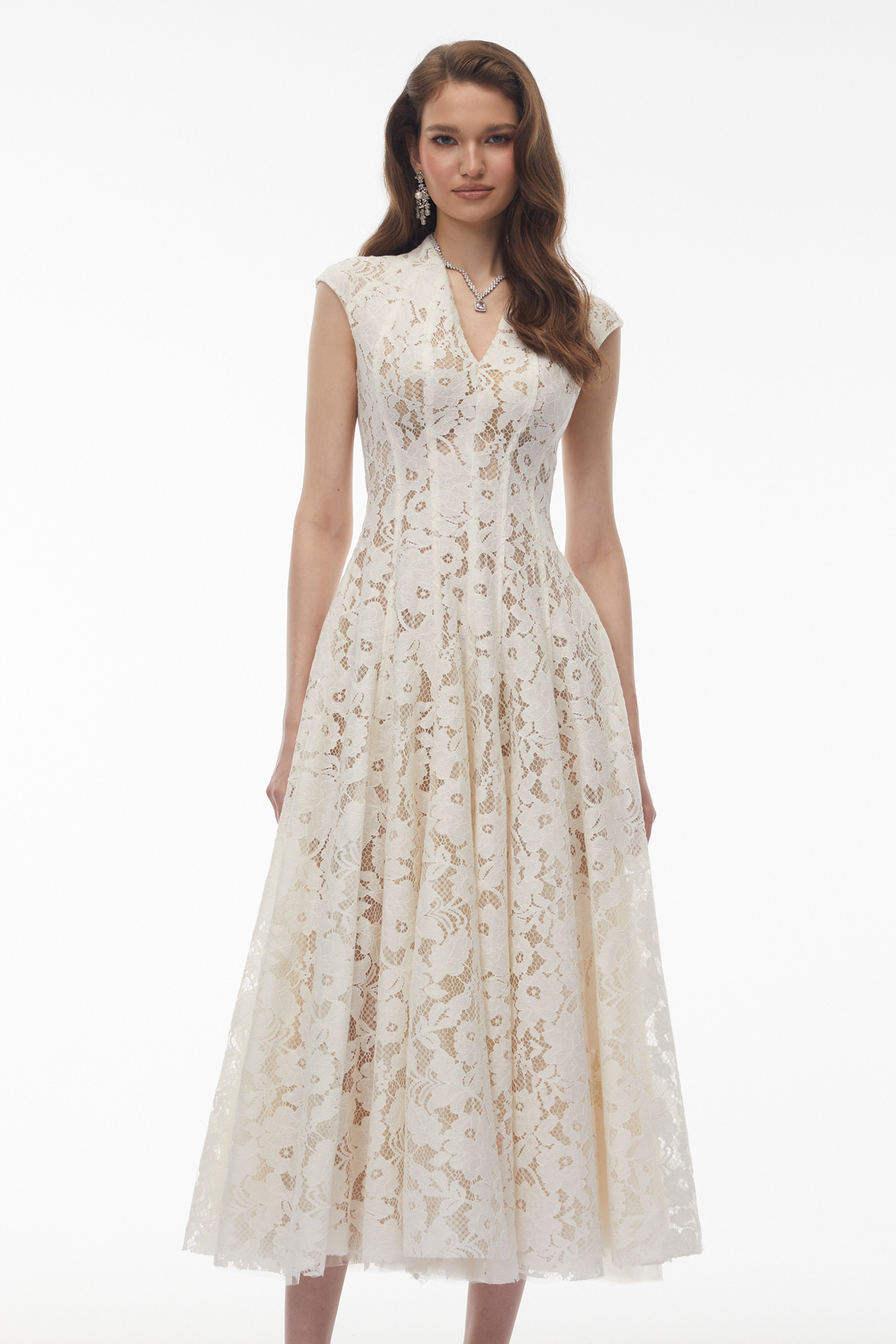 Fariba Weißes Maxikleid mit V-Ausschnitt und floraler Spitze